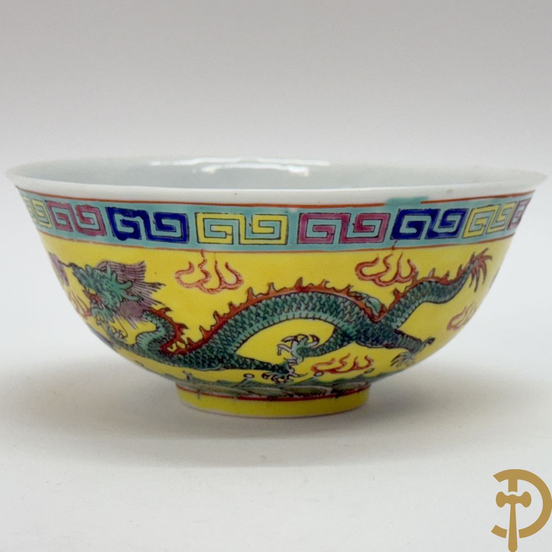 Chinees porseleinen kommetje met drakendecor op gele fond, onderaan gemerkt
