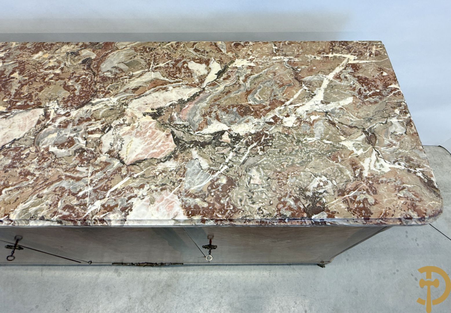 Notelaren driedeursdressoir met marmeren blad  bronzen sabots op de poten