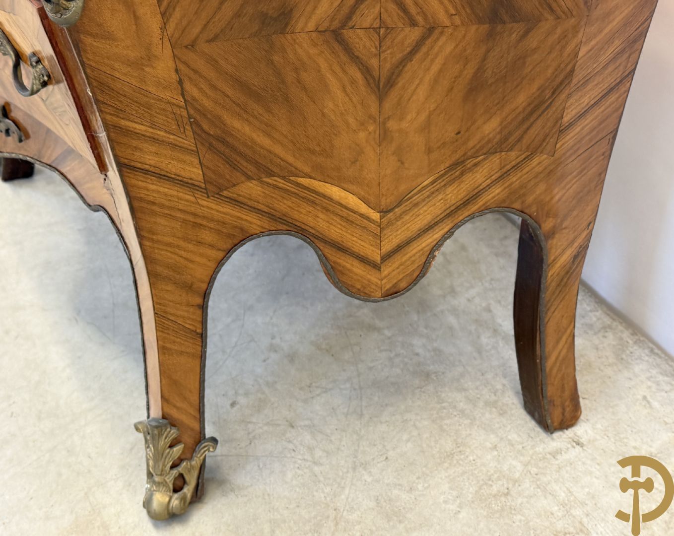 Notelaren drielandencommode met bronsbeslag en groen marmeren blad