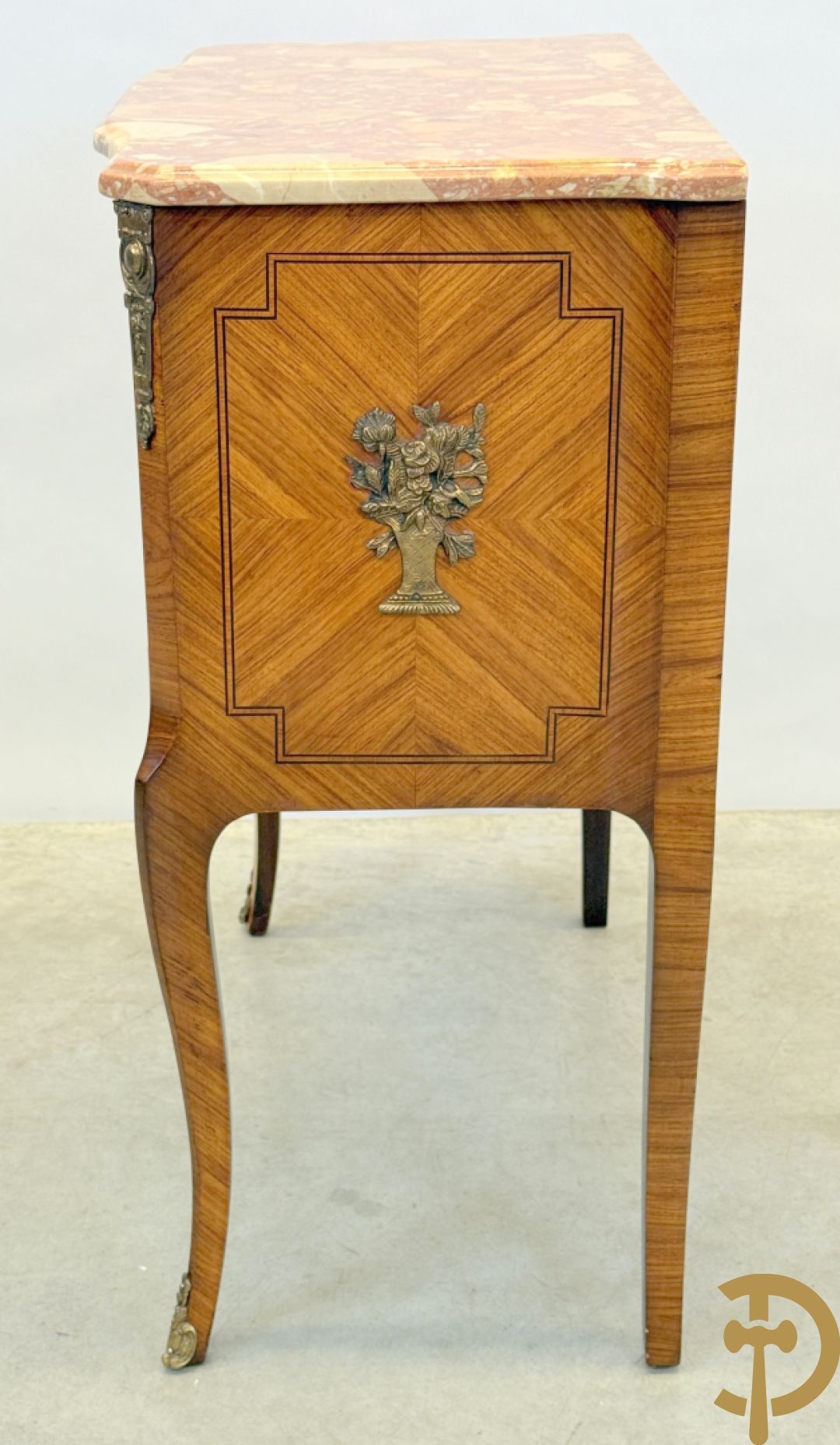 Notelaren tweeladencommode met marquetterie en bronsbeslag en marmeren blad