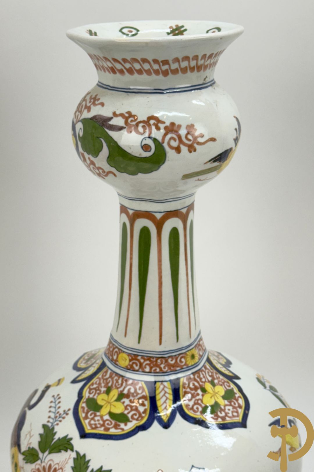 Driestel in polychrome faience met decor van vogels en bloemen bestaande uit dekselpotiche geflankeerd door 2 knobbelvazen, Boch 104/5