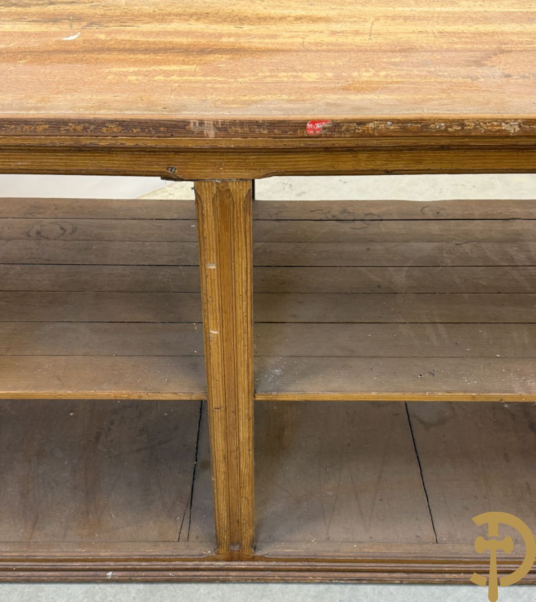 Pine winkeltoog met étagère in faux bois beschilderd