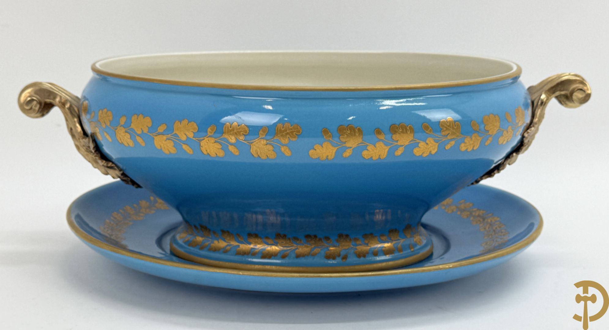 Hemelsblauwe dekselcoupe met decor van romantisch tafereel en bronzen ornamenten op onderschaal, ACF gemerkt