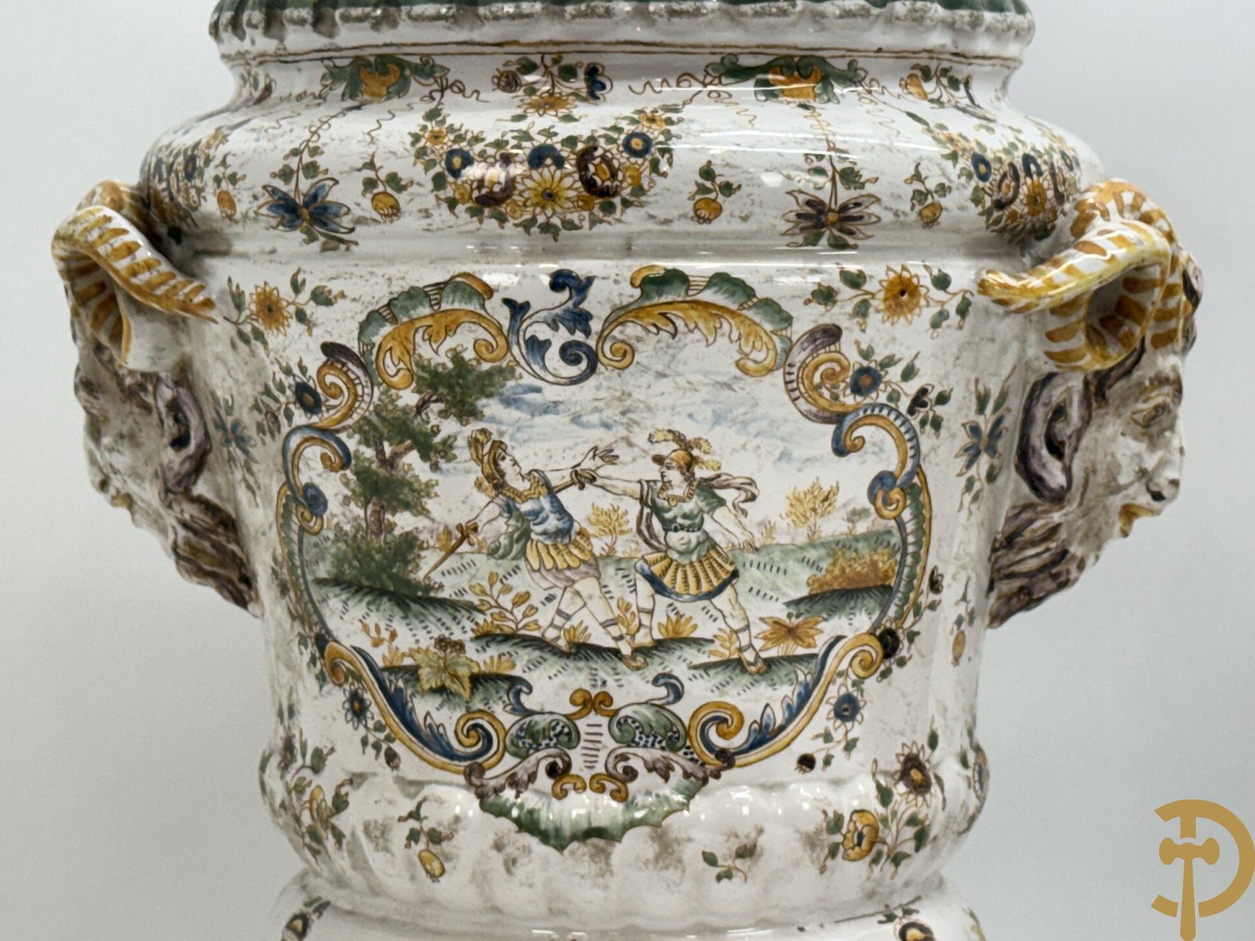 Paar Italiaanse meerkleurige dekselpotiches met geanimeerd decor en gehoornde kopen