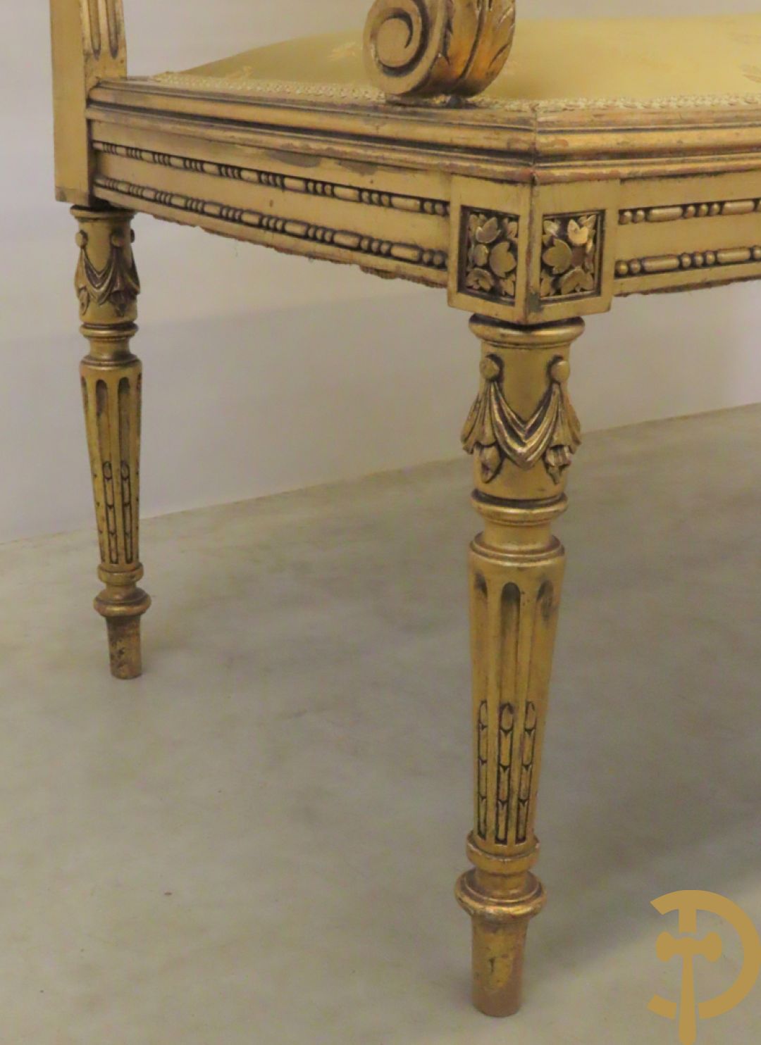 Vergulde tweepersoons canapé met accanthusranken en canage in de rug