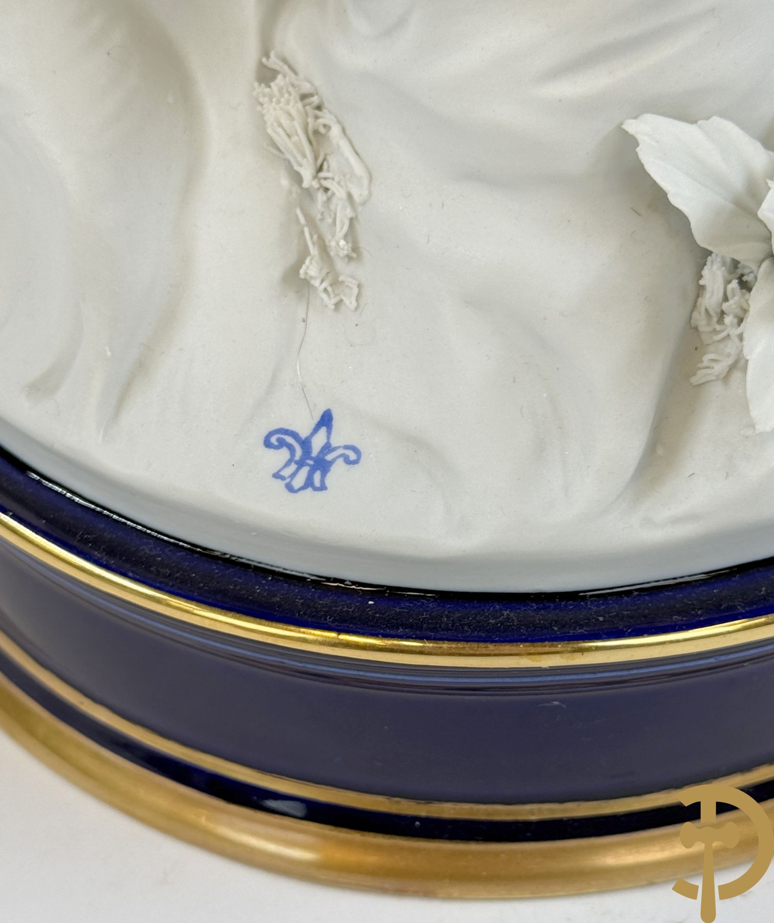 Italiaanse biscuitgroepen w.o. grote groep met 2 liggende naakte dames met zwaan, jongeman op rots, vioolspeler met edeldame, dame met kanten jurk en kinderen + Armani G. getekend 