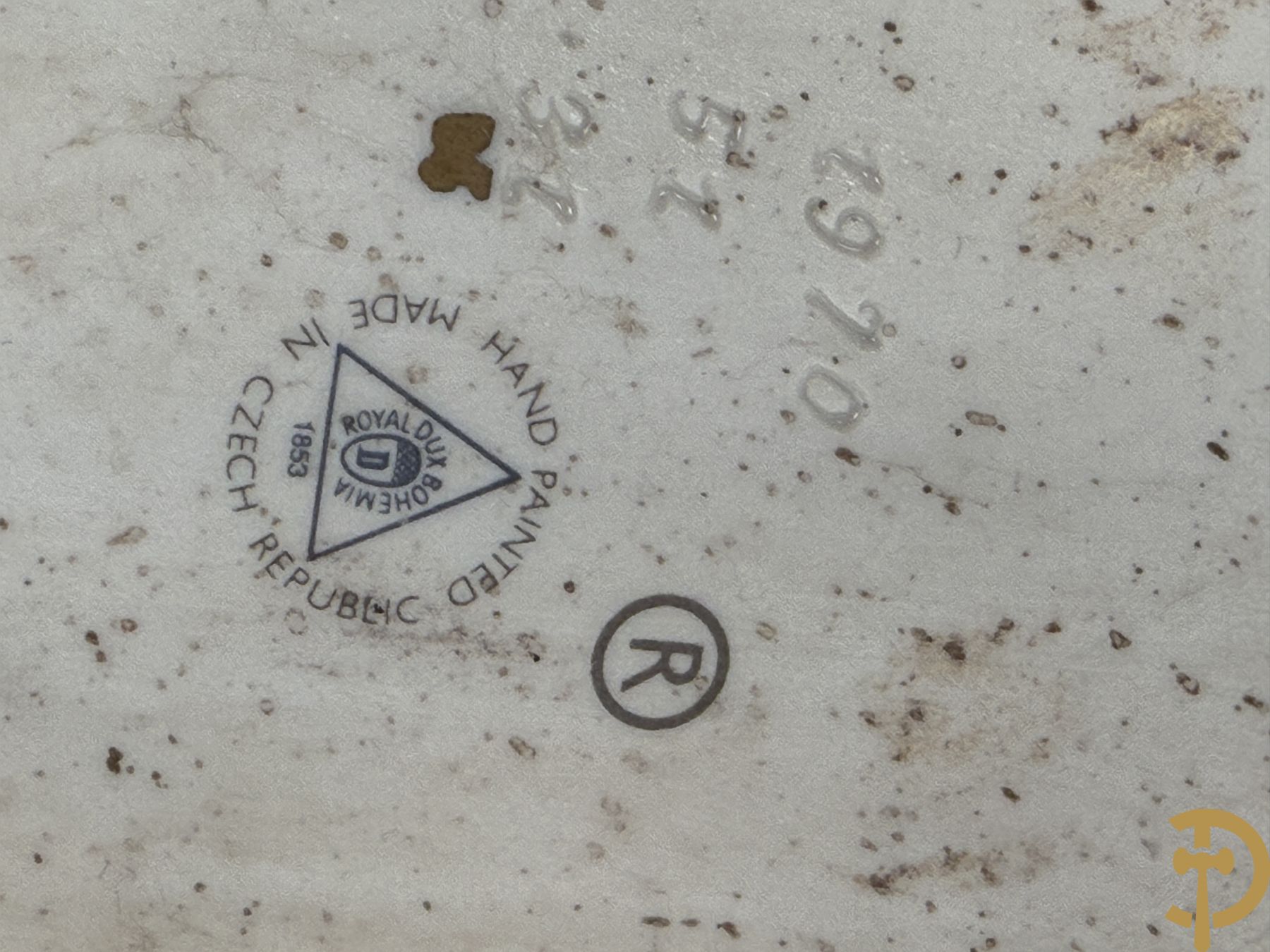 Porseleinen Royal Dux beeld met lakeien en dame in koets, onderaan gemerkt nr. 970