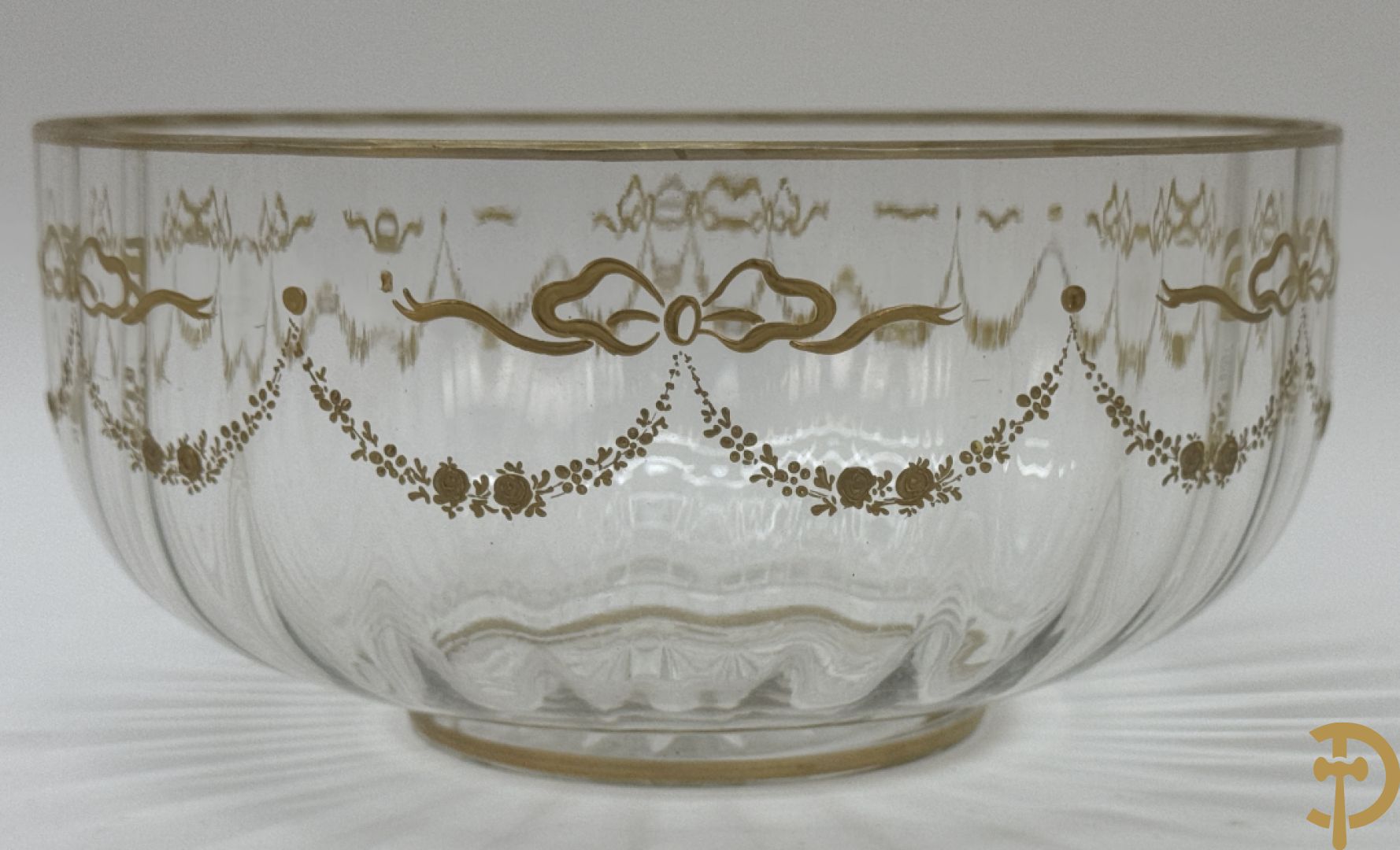 Kristallen flacon met verzilverd omhulsel en geanimeerd tafereel + kristallen coupe met verzilverde rand + kristallen coupe met vergulde louis XVI strikken en guirlandes