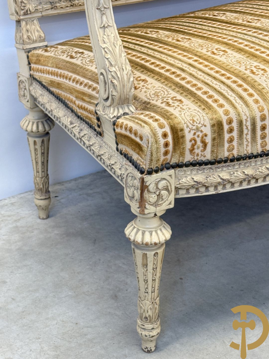 Gemonochromeerd salonensemble met gesculpteerde bladranken bestaande uit canapé, 2 armzetels en 3 stoelen