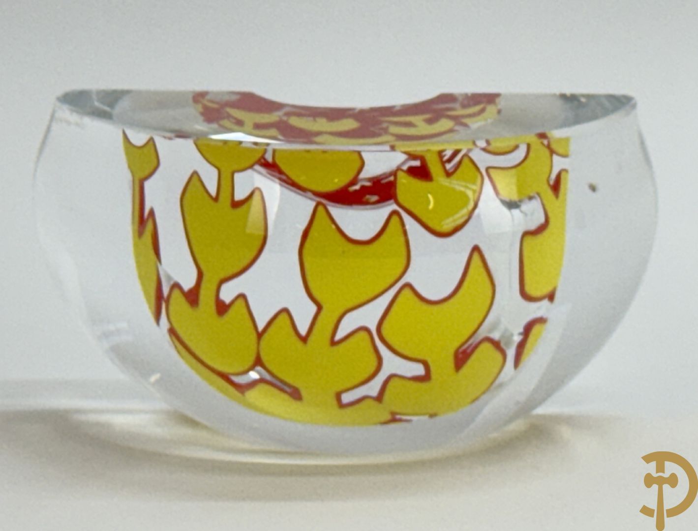 MAPSTEVENS getekend 2000 - Kristallen half bolvormig sierstuk met geel/rode motieven