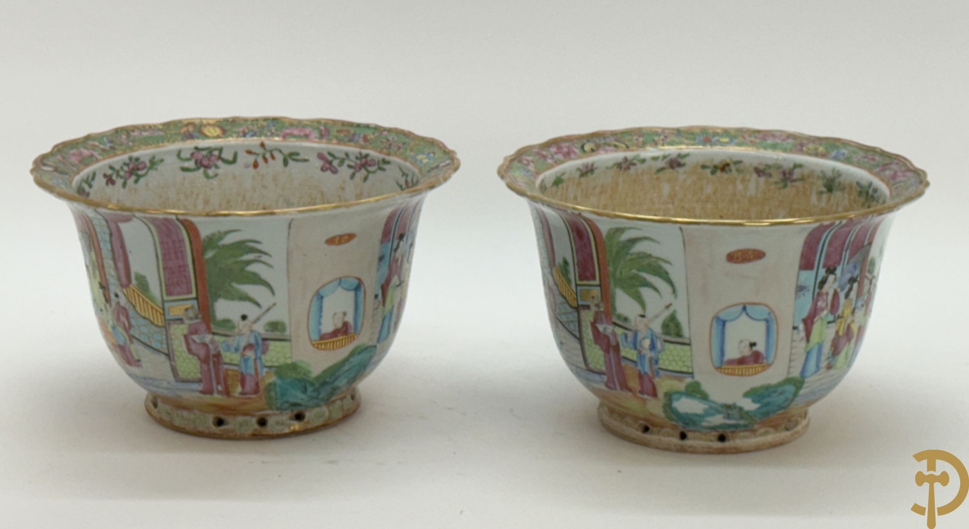 Paar Chinese porseleinen Kanton cachepots met geanimeerd decor