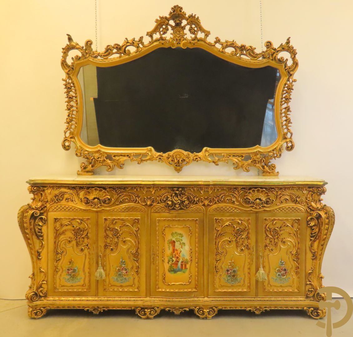 Uitzonderlijke vergulde Louis XV eetkamer bestaande uit vijfdeursdressoir met voluutvormige accanthusranken en rocailles, beschilderd met bloemenmotieven en centraal tafererel met hoornen des overvloeds + bijhorende spiegel vergulde tafel op voluutvormige poten met zes bijhorende stoelen + vitrine met accanthusranken en centrale deur, op voluutvormige poten