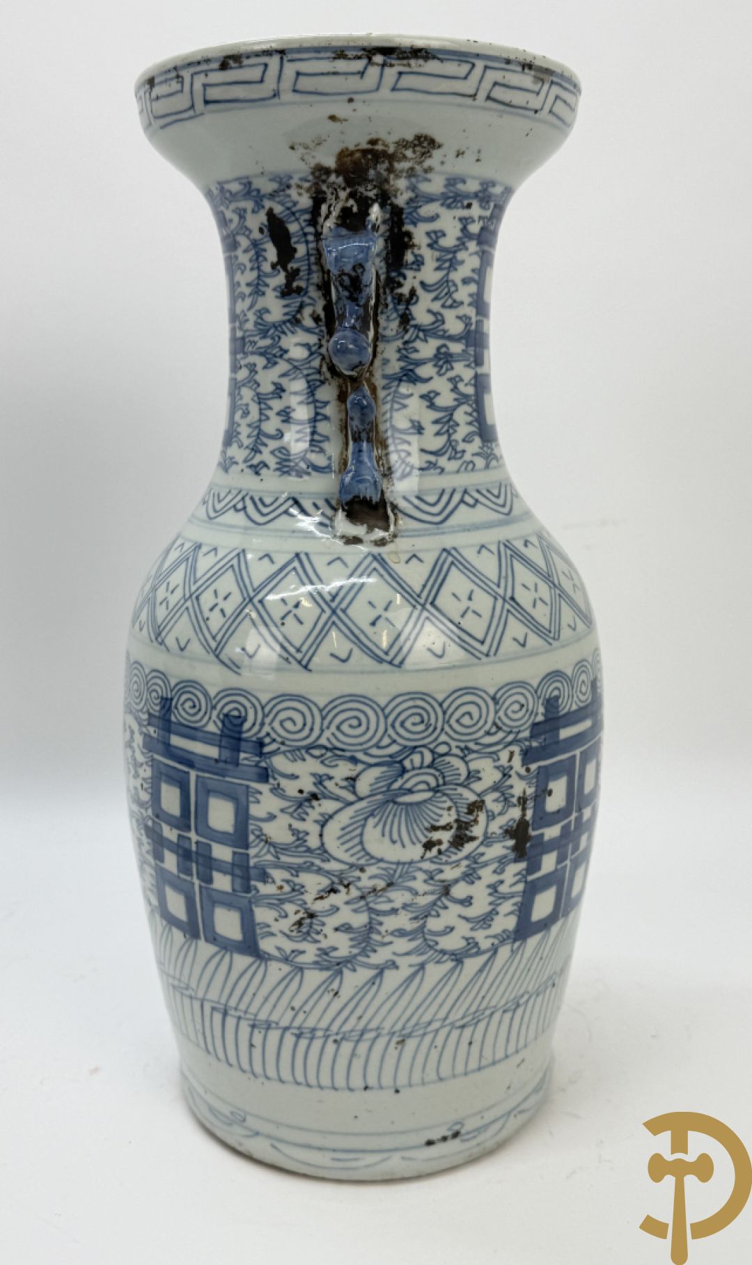 Paar blauw/witte Chinese porseleinen vazen met tekens en accanthusranken, 19e