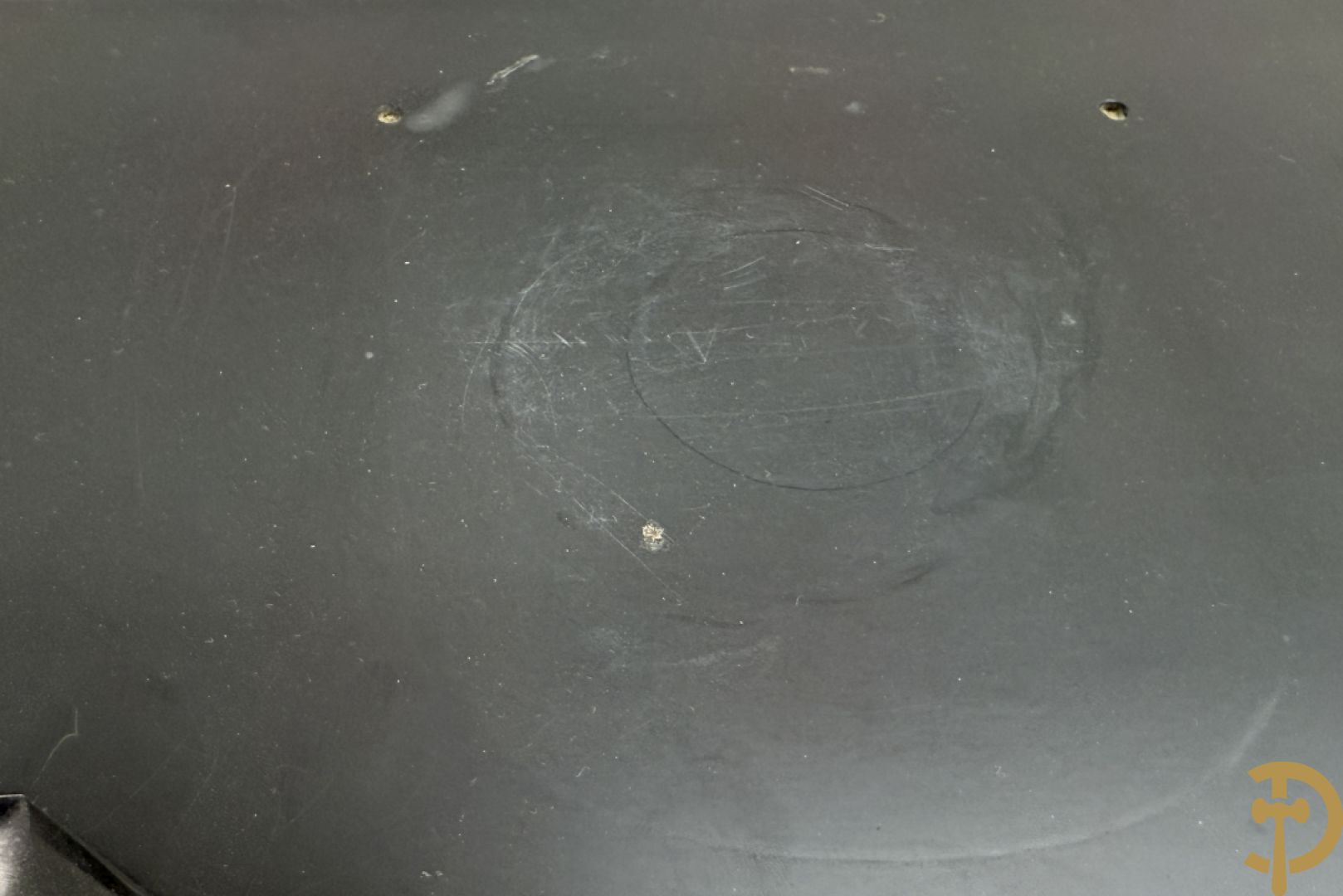 Zwart marmeren garnituur Napoleon III bestaande uit paar bronzen vuurrvergulde vijfarmige kandelaars bezet met vogels op zwarte marmeren basis met hertenkoppen + zwart marmeren middenstuk met klok bezet met hertenkoppen (zonder beeld)