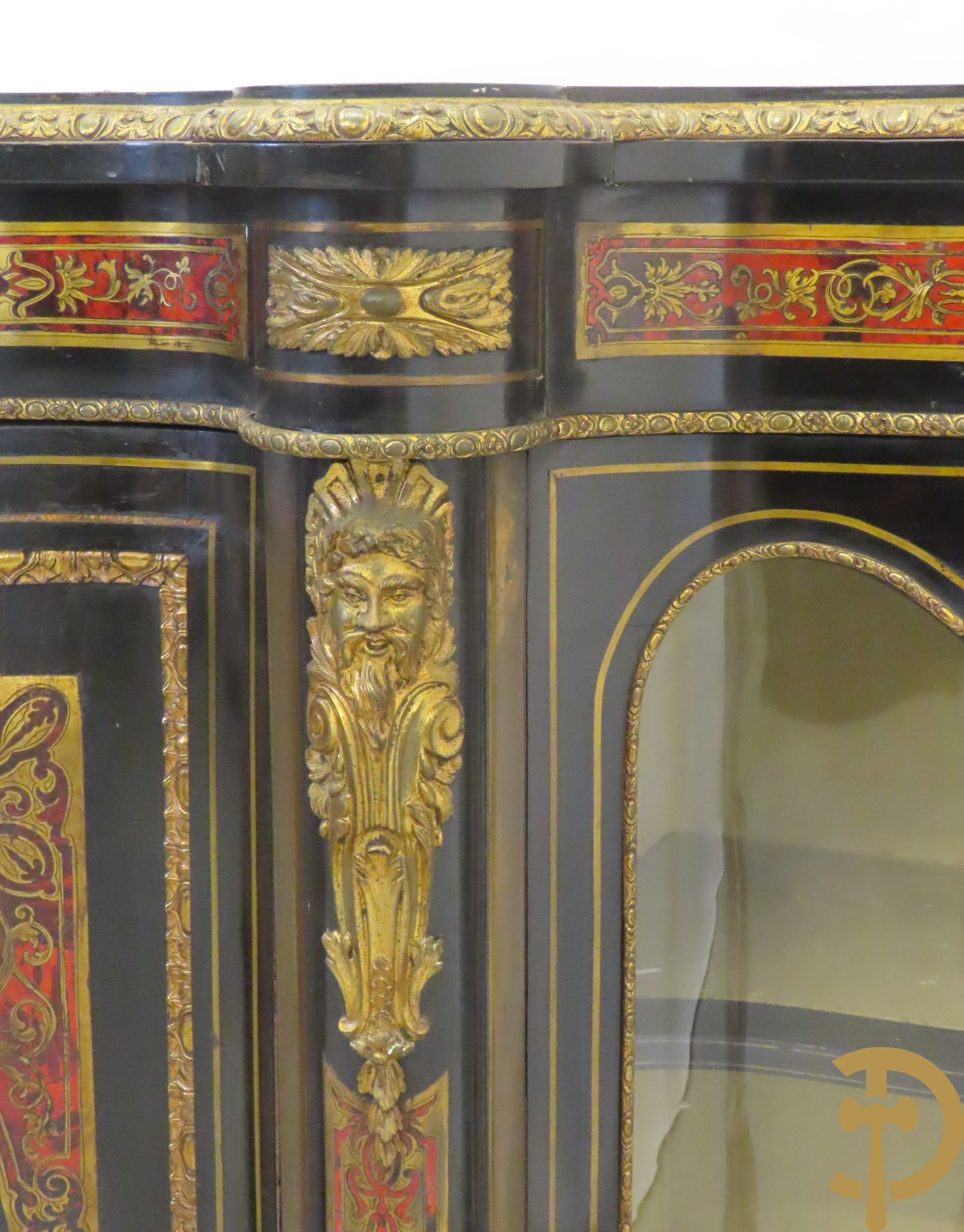 Groot Napoleon III dressoir met centrale deur bezet met medaillon in Boulletechniek - zijdelings met deuren in vitrineglas - bezet met bronzen ornamenten