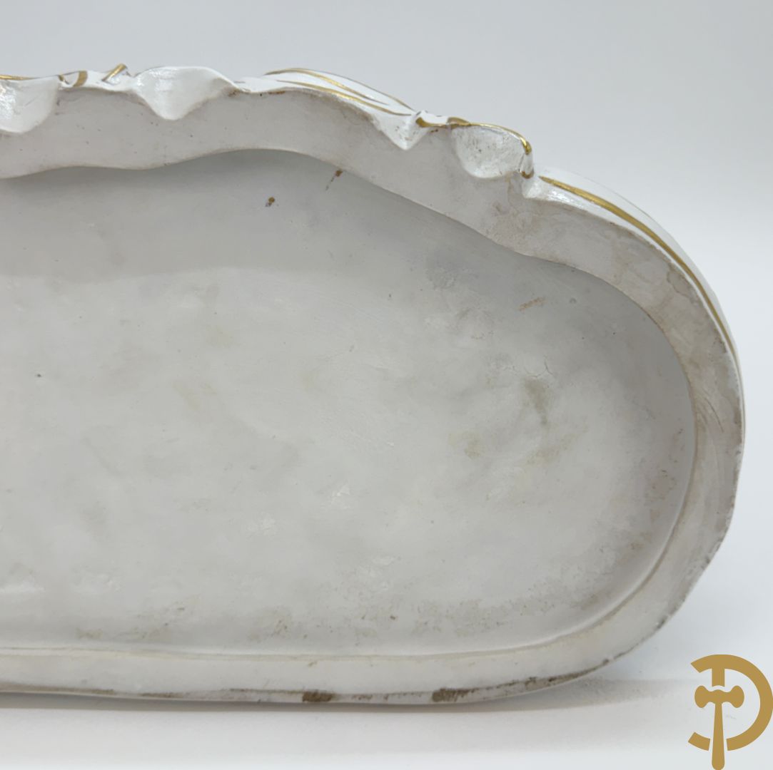 Porseleinen meerkleurige groep met koets, edeldame, lakei, ruiter en 2 paarden