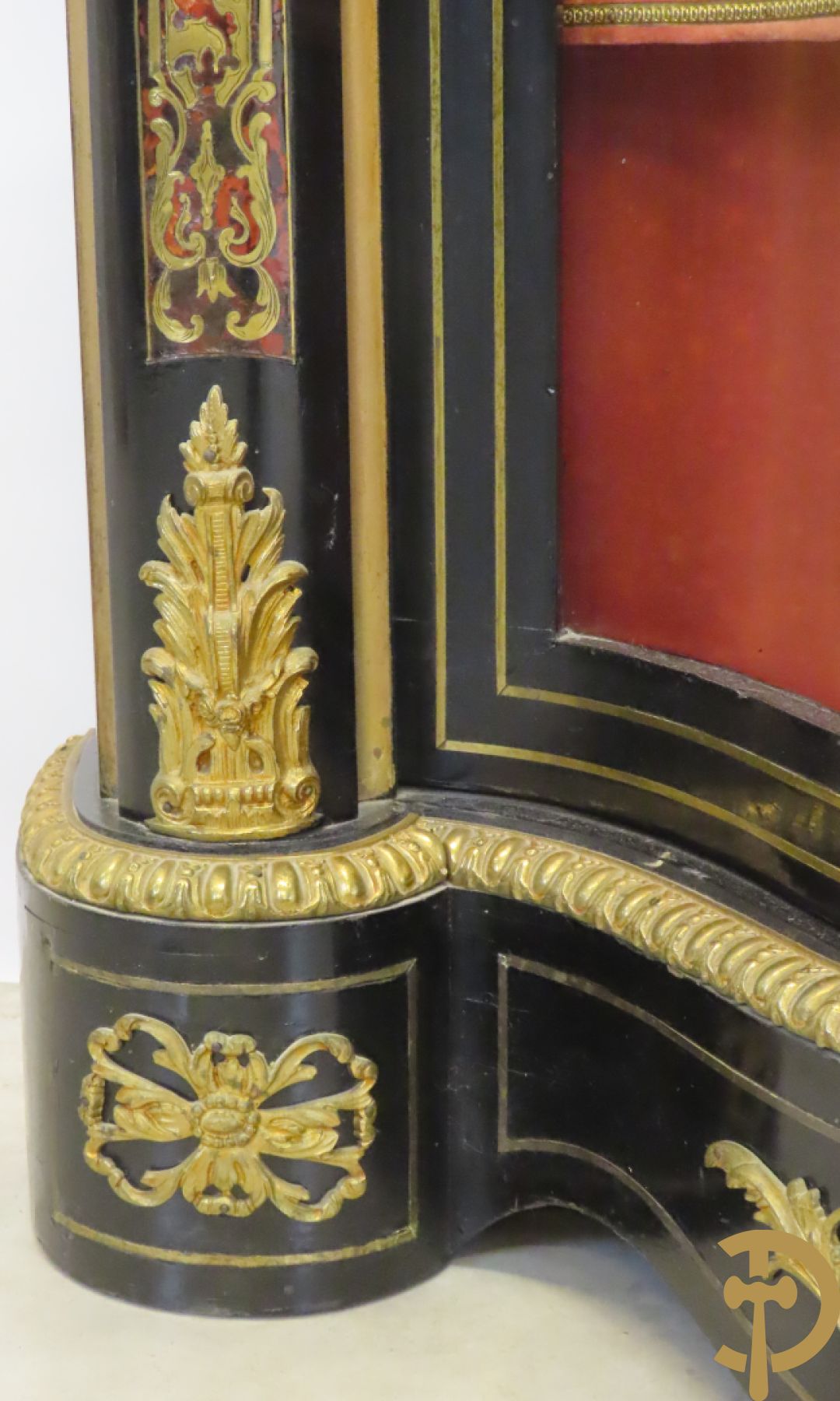 Napoleon III dressoir, centraal met bronnen plakkette omgeven door Louis XVI strik, met 2 zijdelingse vitrines met gebogen glas - stijlen bezet met bronzen dameshoofden