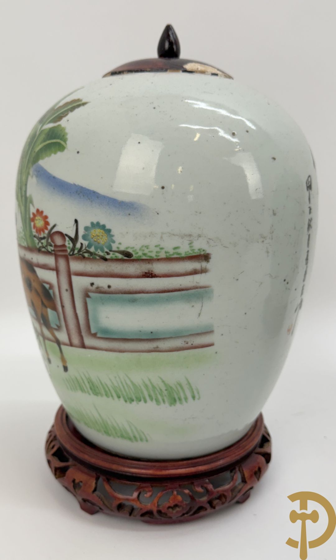 Twee Chinese porseleinen dekselpotiches met dieren- en bloemendecor