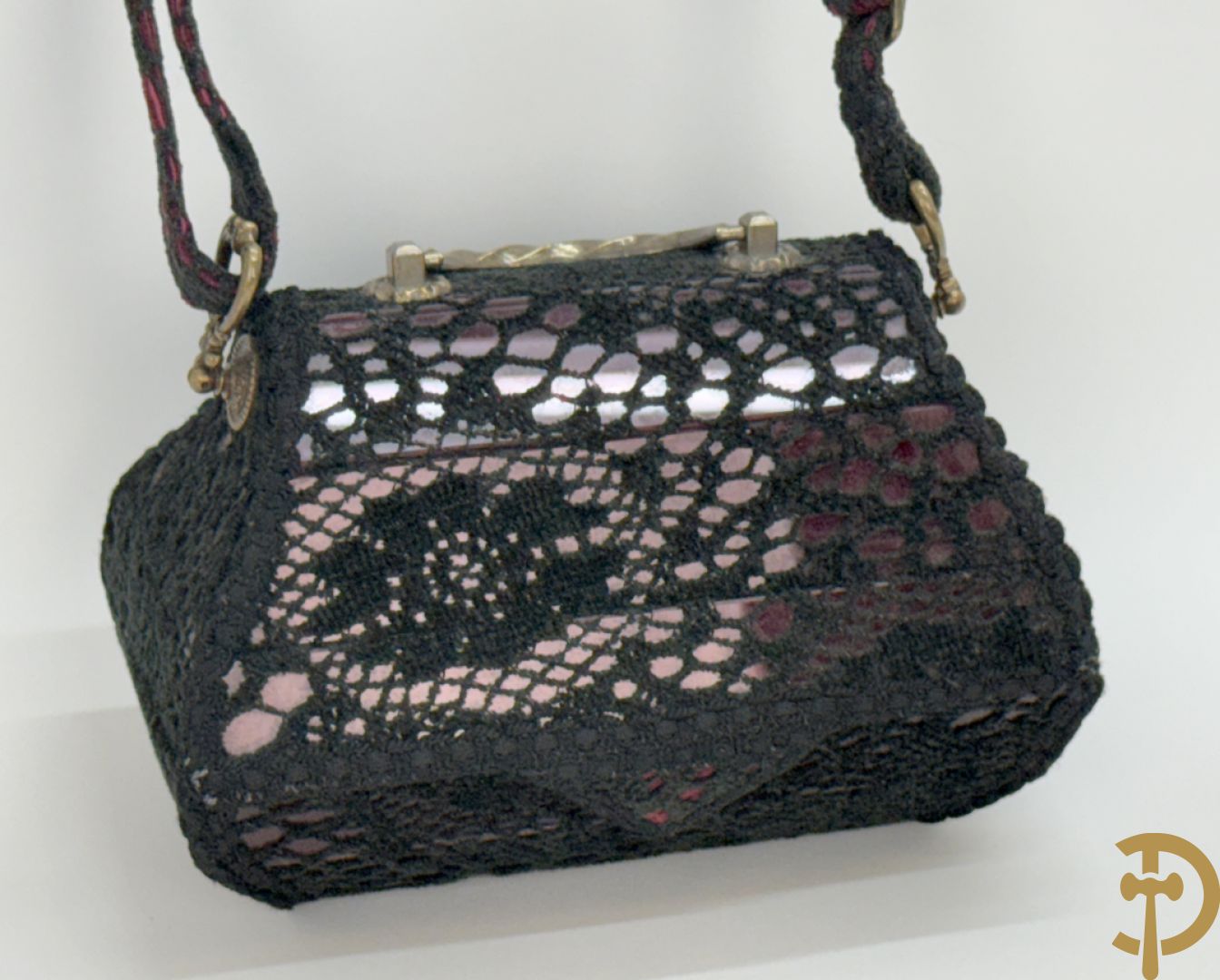 Pièce unique handtas van Wim Godderis met zwart haakwerk