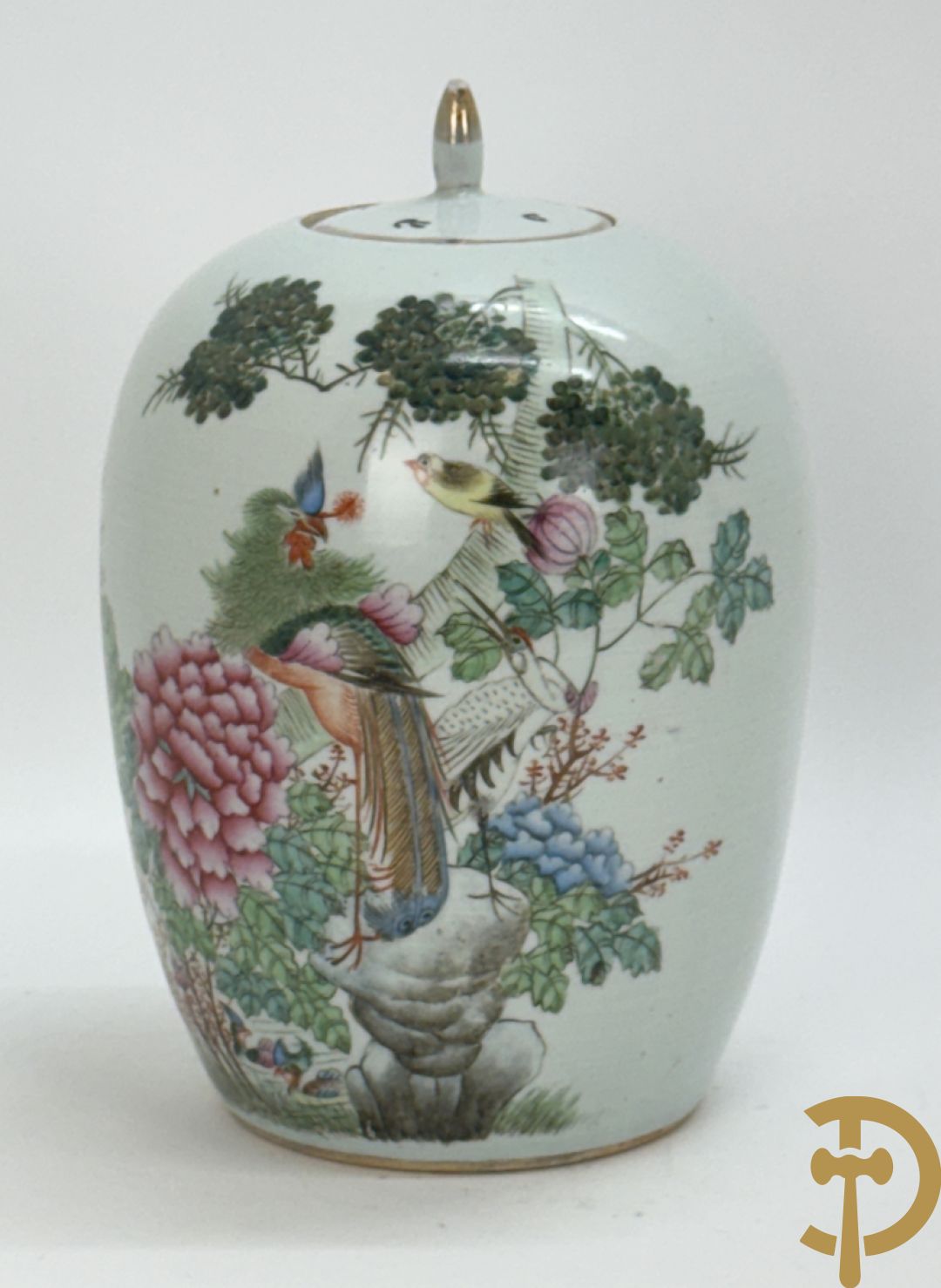 Drie Chinese porseleinen dekselpotiches met vogel- en bloemendecor