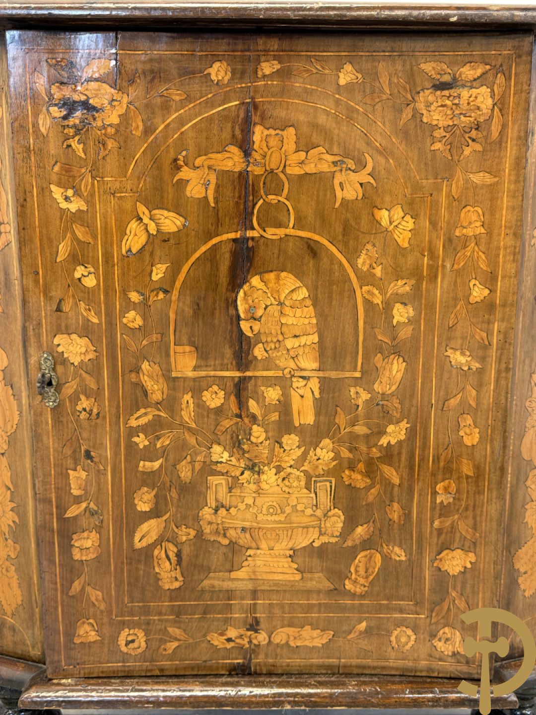 Hollandse ééndeurs hoekkast met gemarketteerd bovenblad met bloemenmotieven- deur met amfoor,  bloemen en bovenaan met papegaai