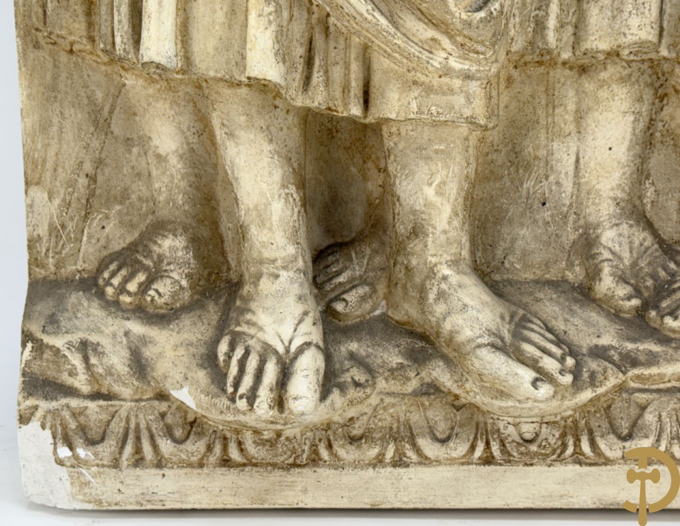 Gipsen basrelief met een zingend jongerenkoor