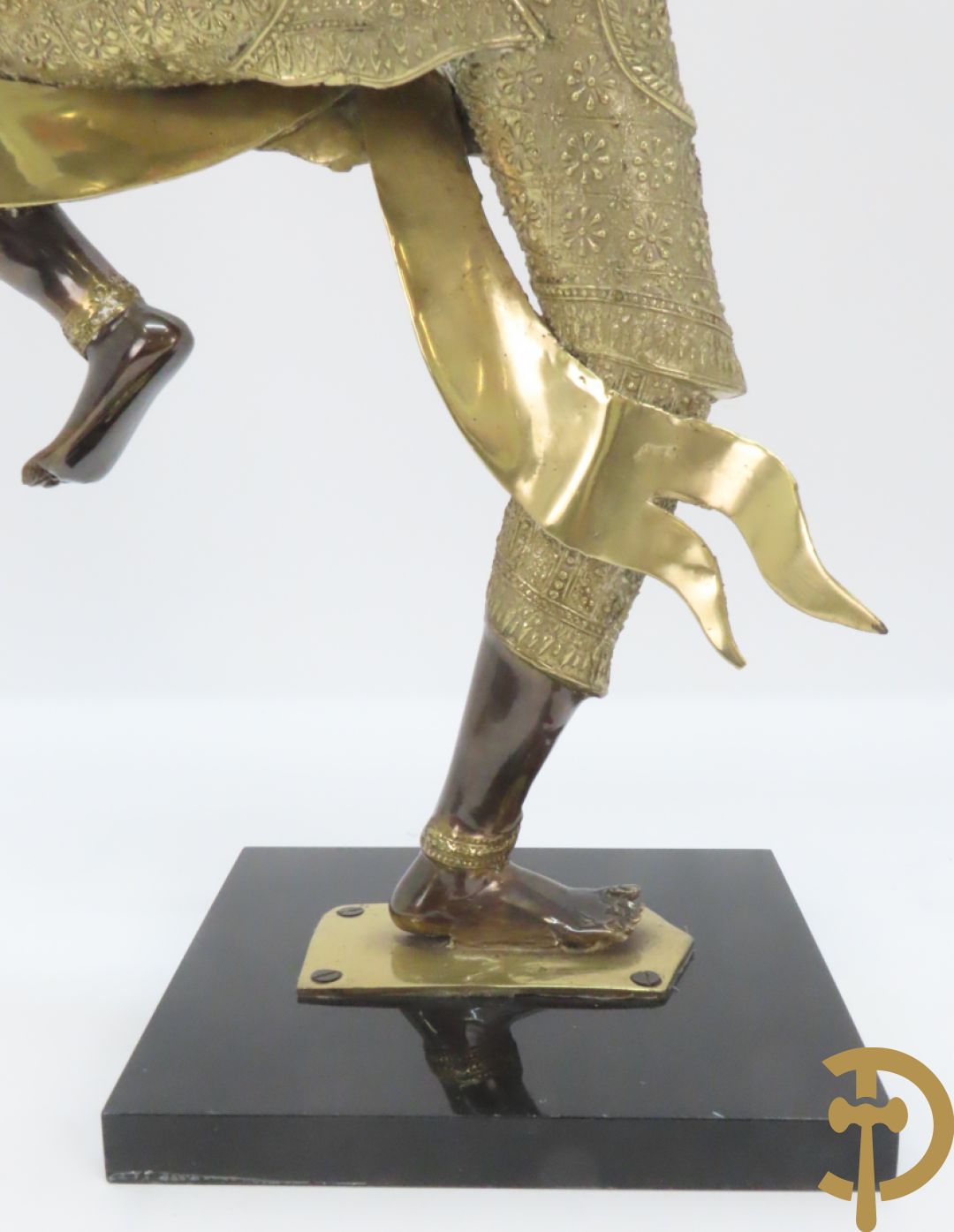 Twee staande koperen boedhistische figuren