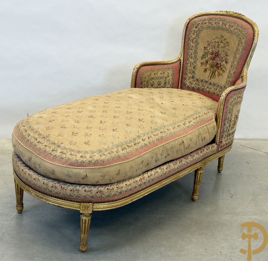 Vergulde Louis XVI chaise longue bezet met petit points met bloemendecor