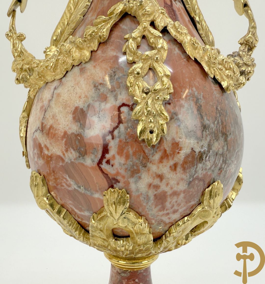 Paar marmeren cassolettes met zwanehalzen en guirlandes