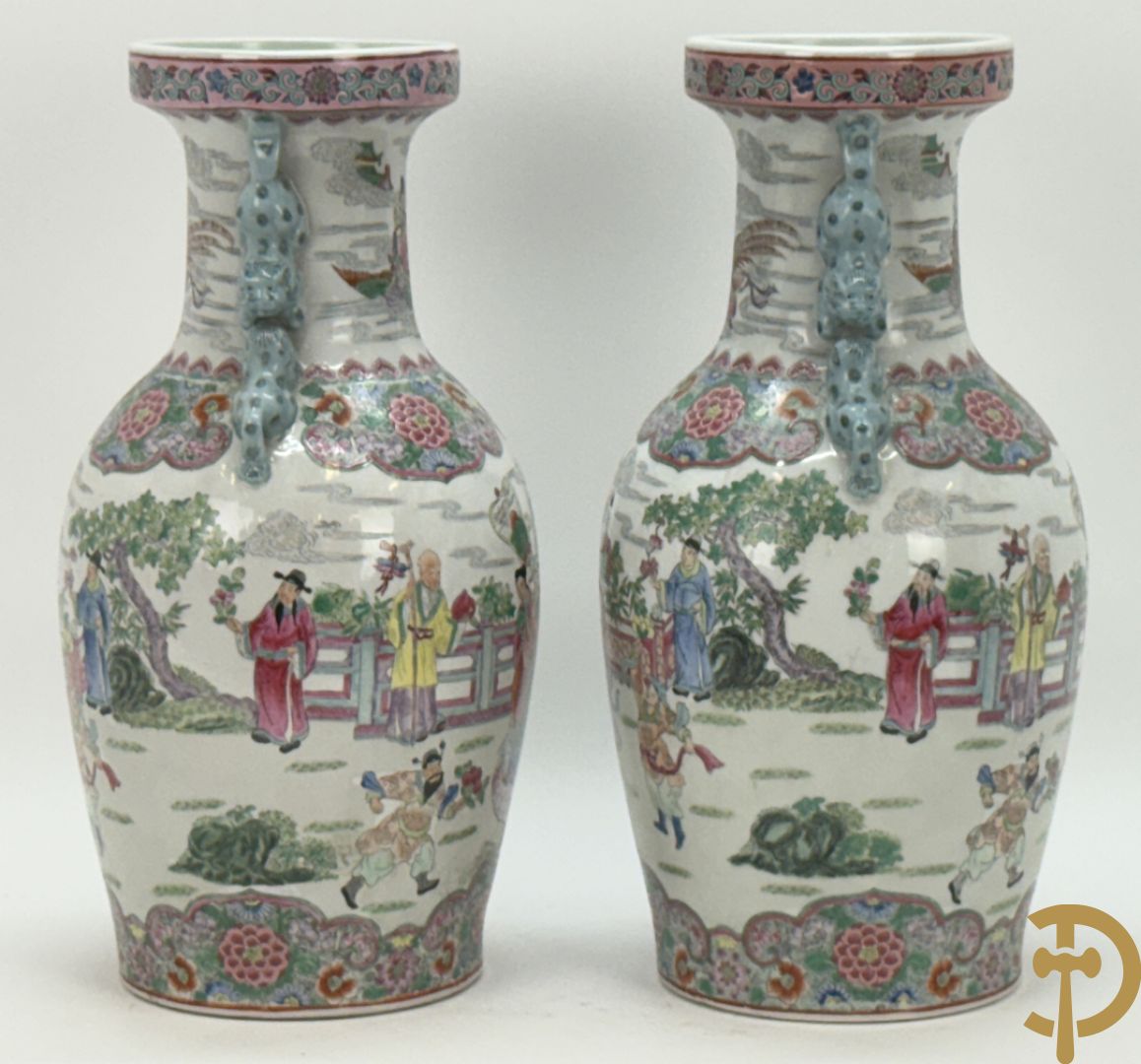 Paar Chinese porseleinen vazen met geanimeerd tafereel