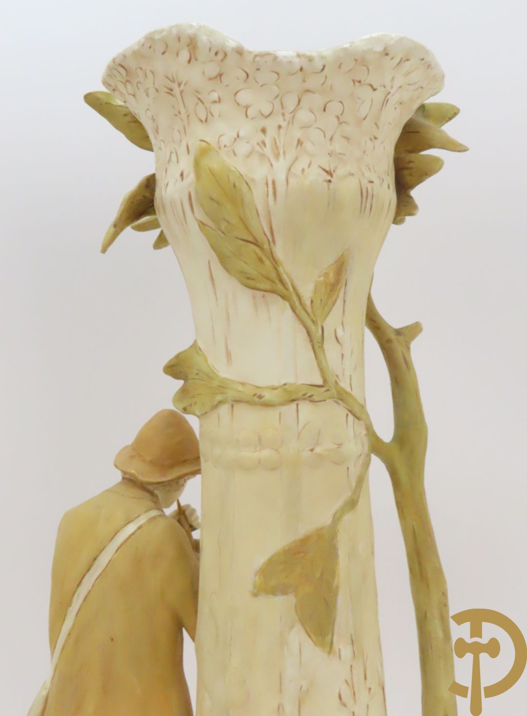 Paar Royal Dux vazen met herderpaar, gemerkt onderaan