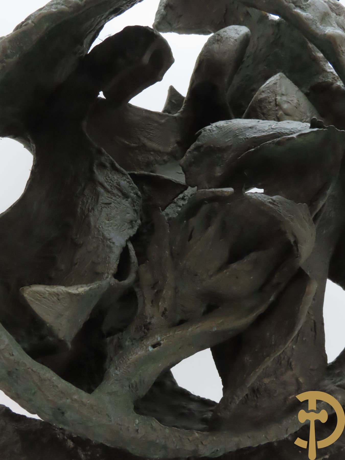 LAMPENS Mark getekend op arduinene sokkel - Kegelvormige bronssculptuur met grillig rolwerk