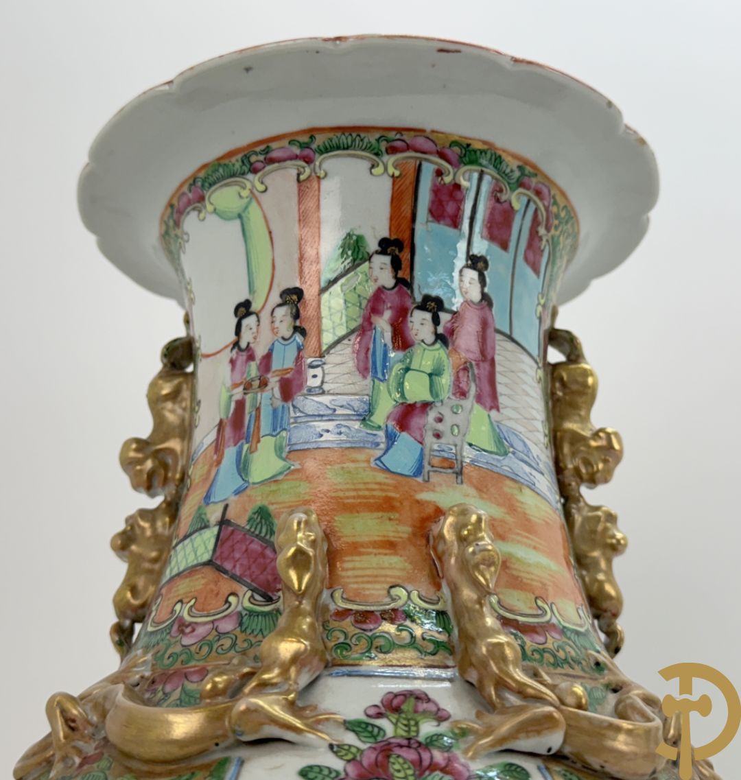 Chinese porseleinen Kanton vaas met geanimeerde taferelen en natuurdecor