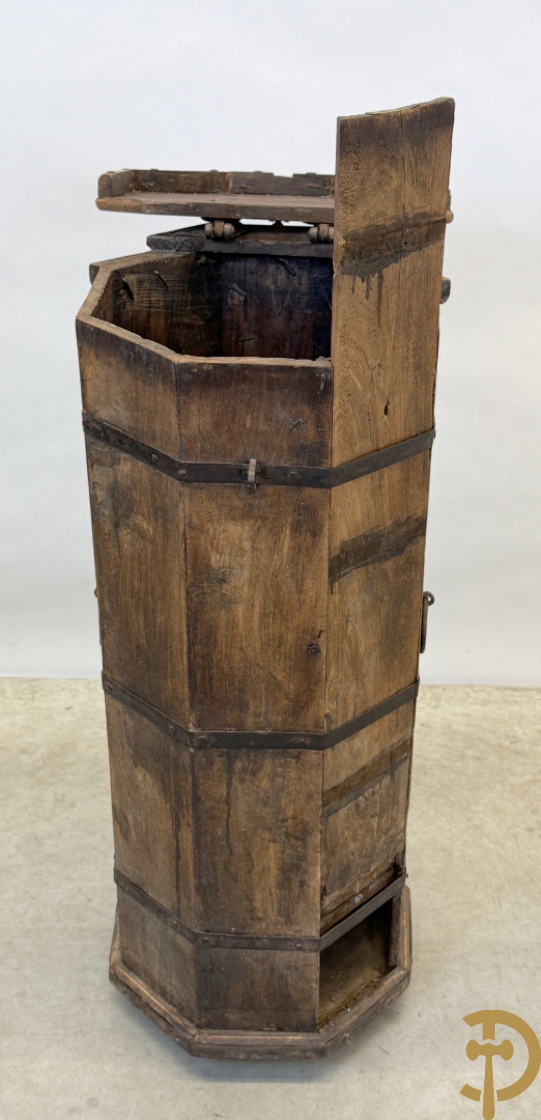 Achthoekig eiken opbergmeubel met smeedijzeren hengsels en geheime ruimte onderaan