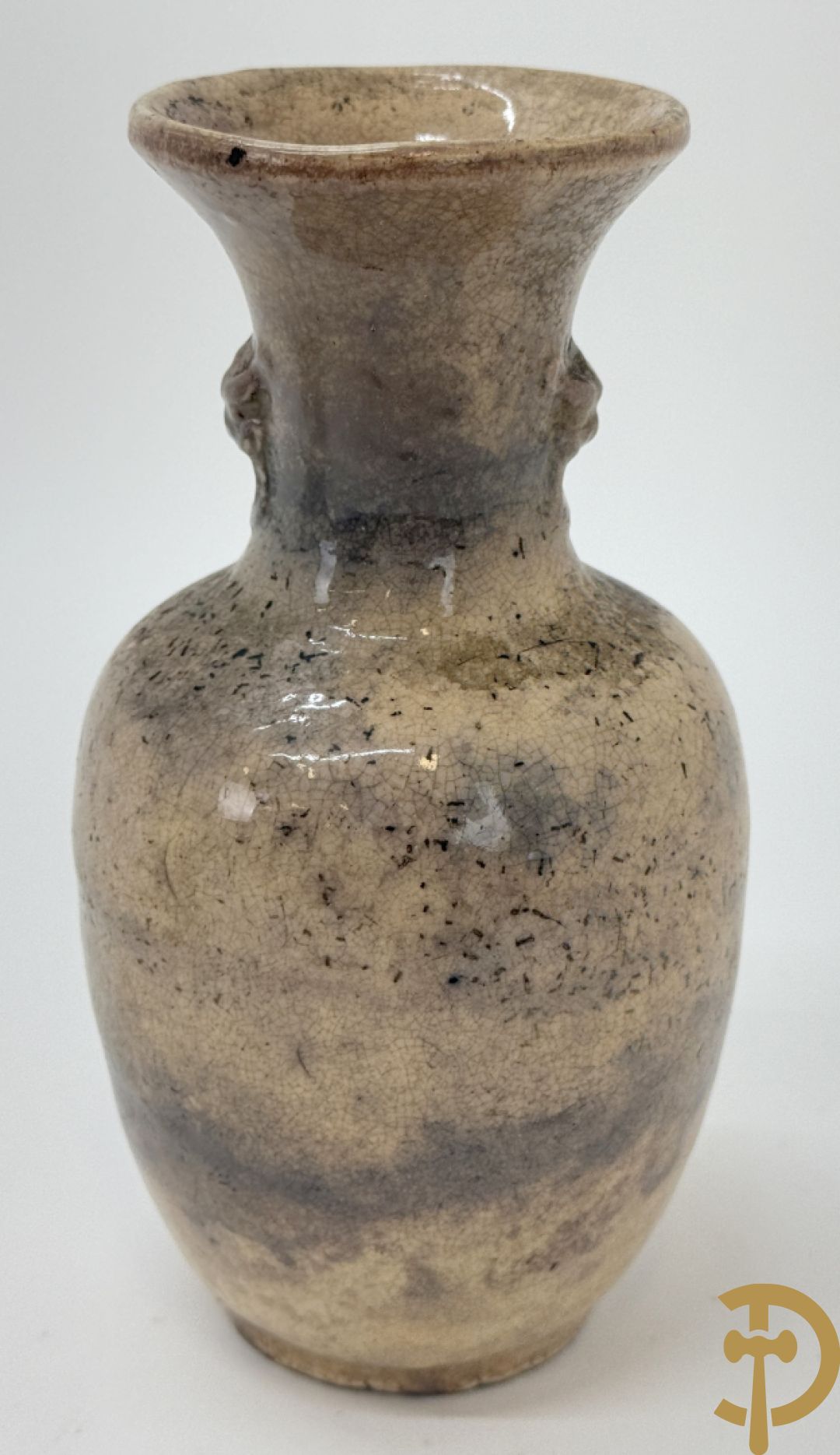 Porseleinen Chinese bolvormige vaas met geanimeerde taferelen + Chinees aardewerken vaasje