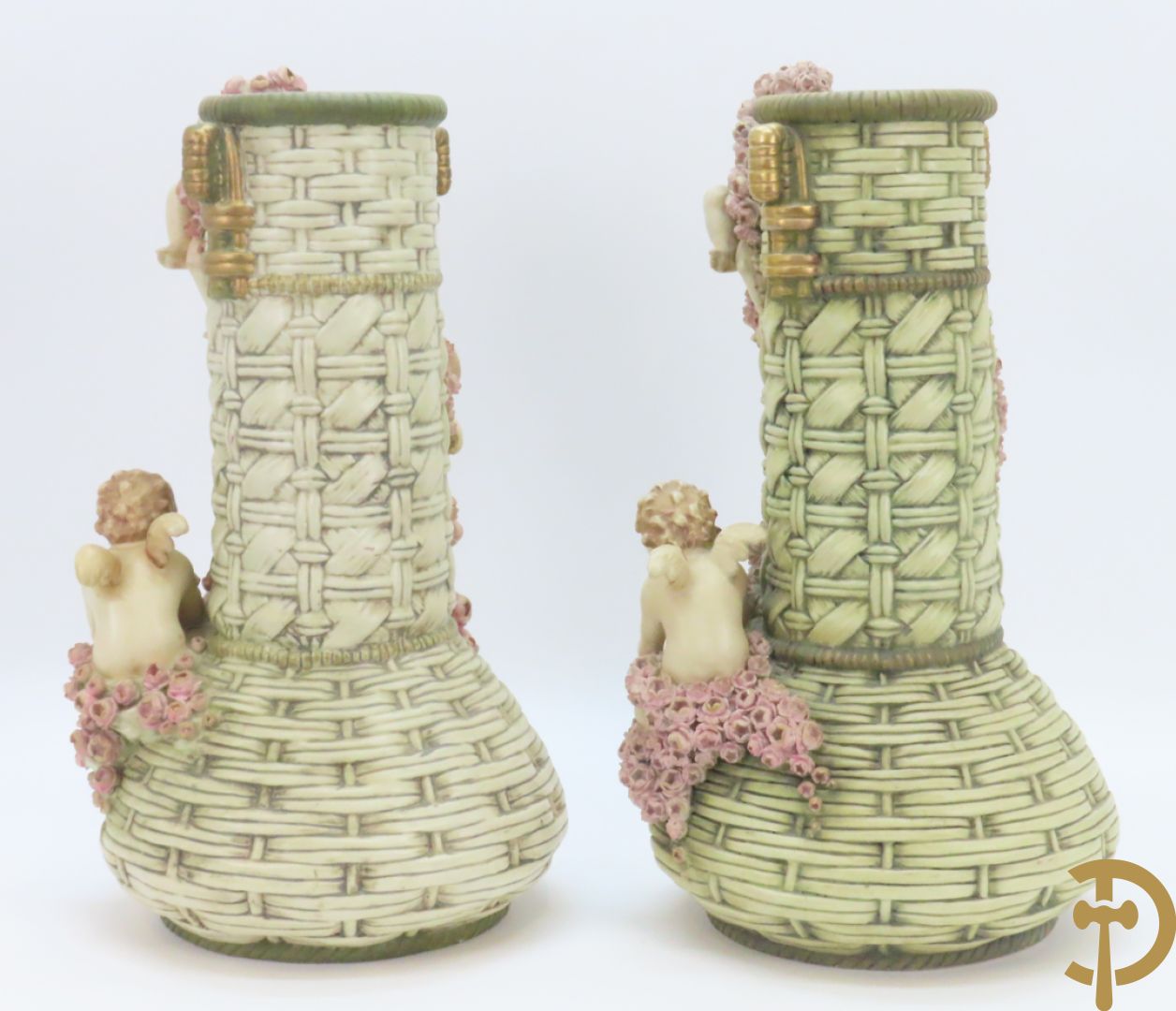 Paar meerkleurige faience vazen,  Austria gemerkt, met cupido