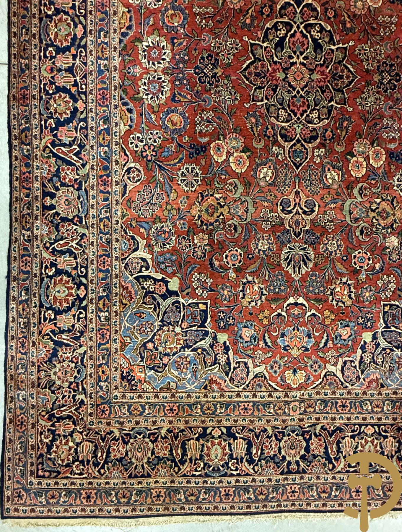 Oosters handgeknoopt tapijt met bloemenmotieven op rode fond