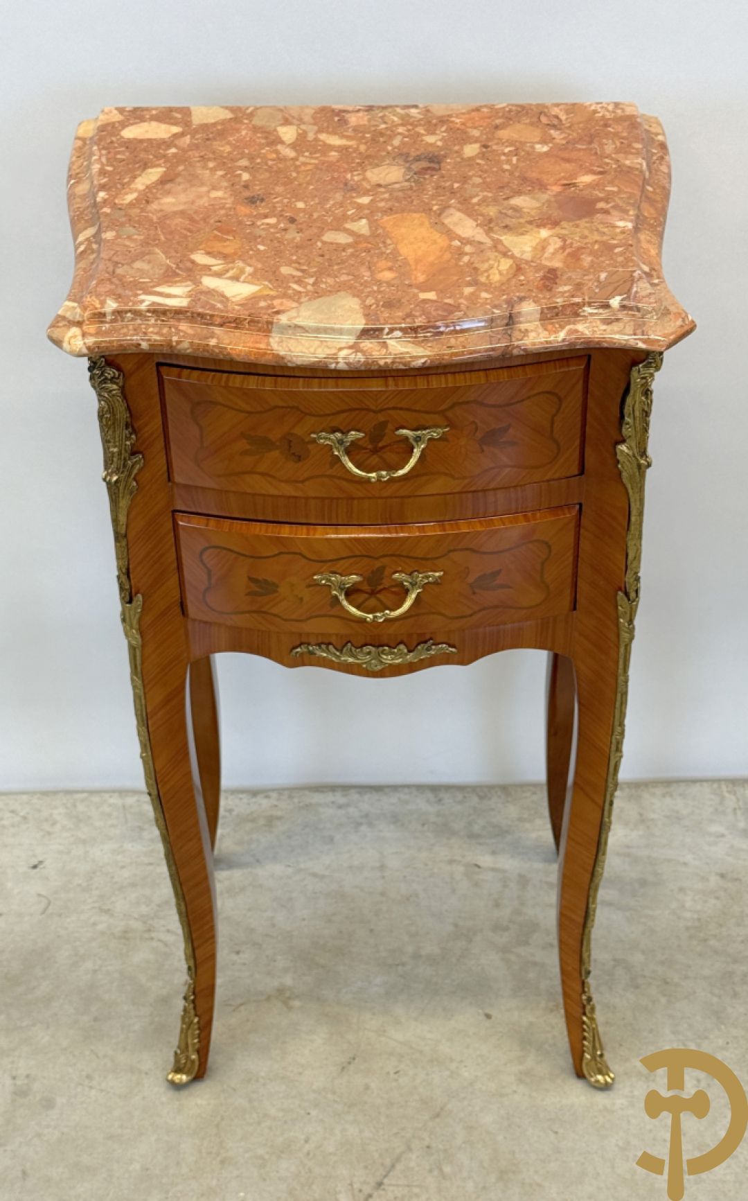 Paar notelaren Louis XV bijzetkastjes op hoge poten met 2 lades, bezet met bronzen ormamenten en marmeren blad