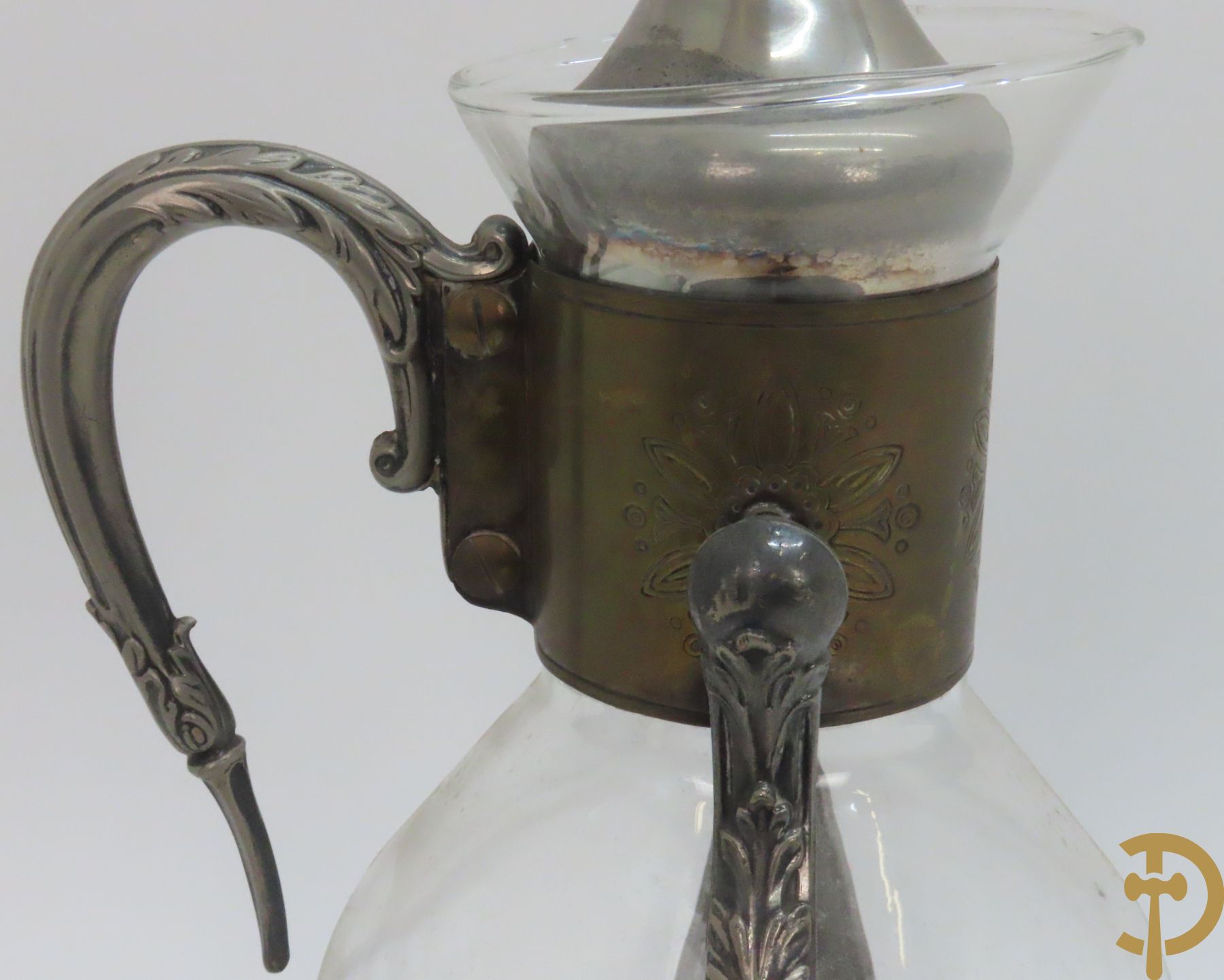 Twee decanteurs + olie- en azijnstel + 2 schenkkannen + twee-orig dekselpotje