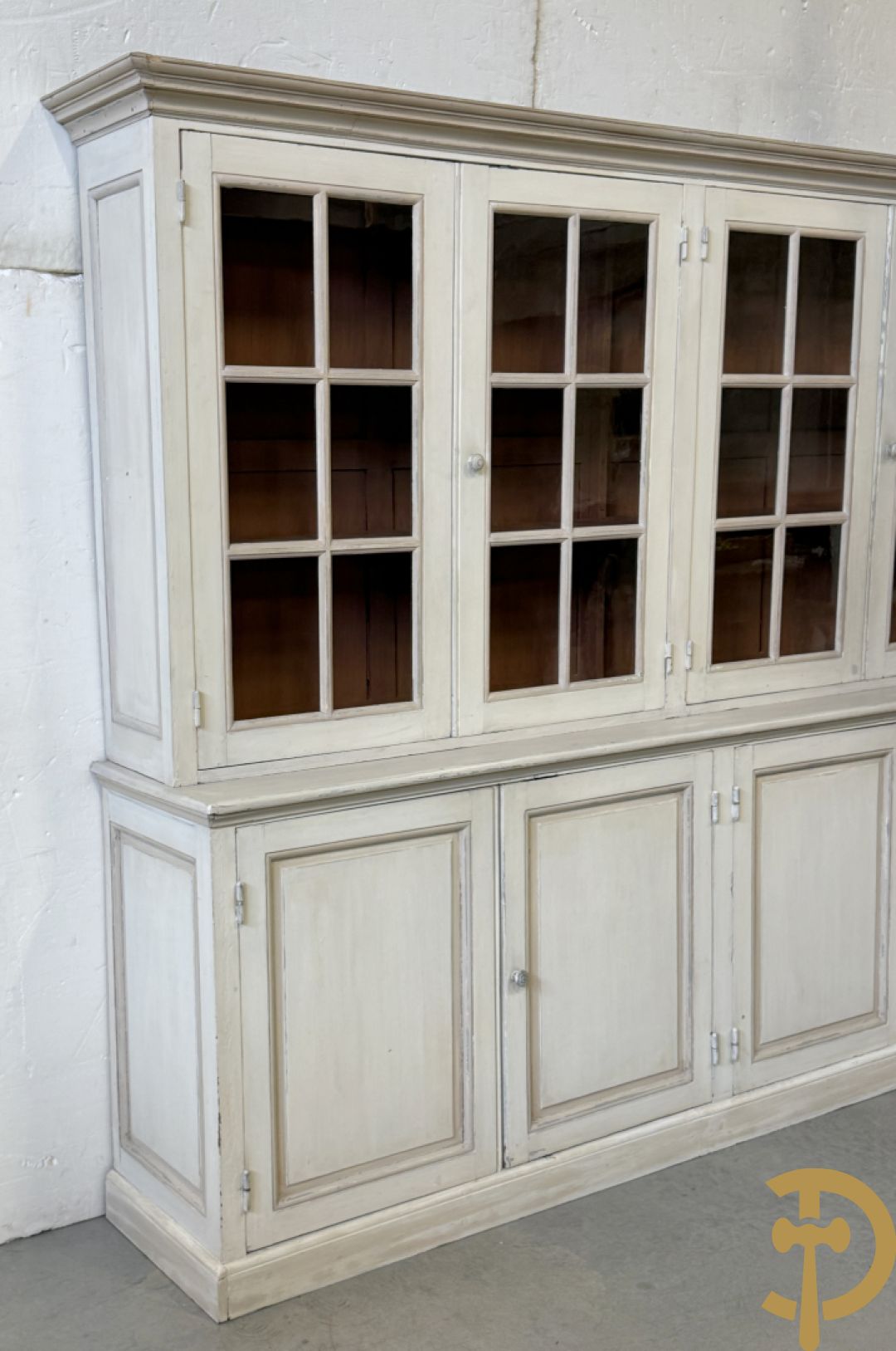 Beschilderde vitrine / buffet met 6 beglaasde deuren bonvenaan en 6 gesloten deuren onderaan