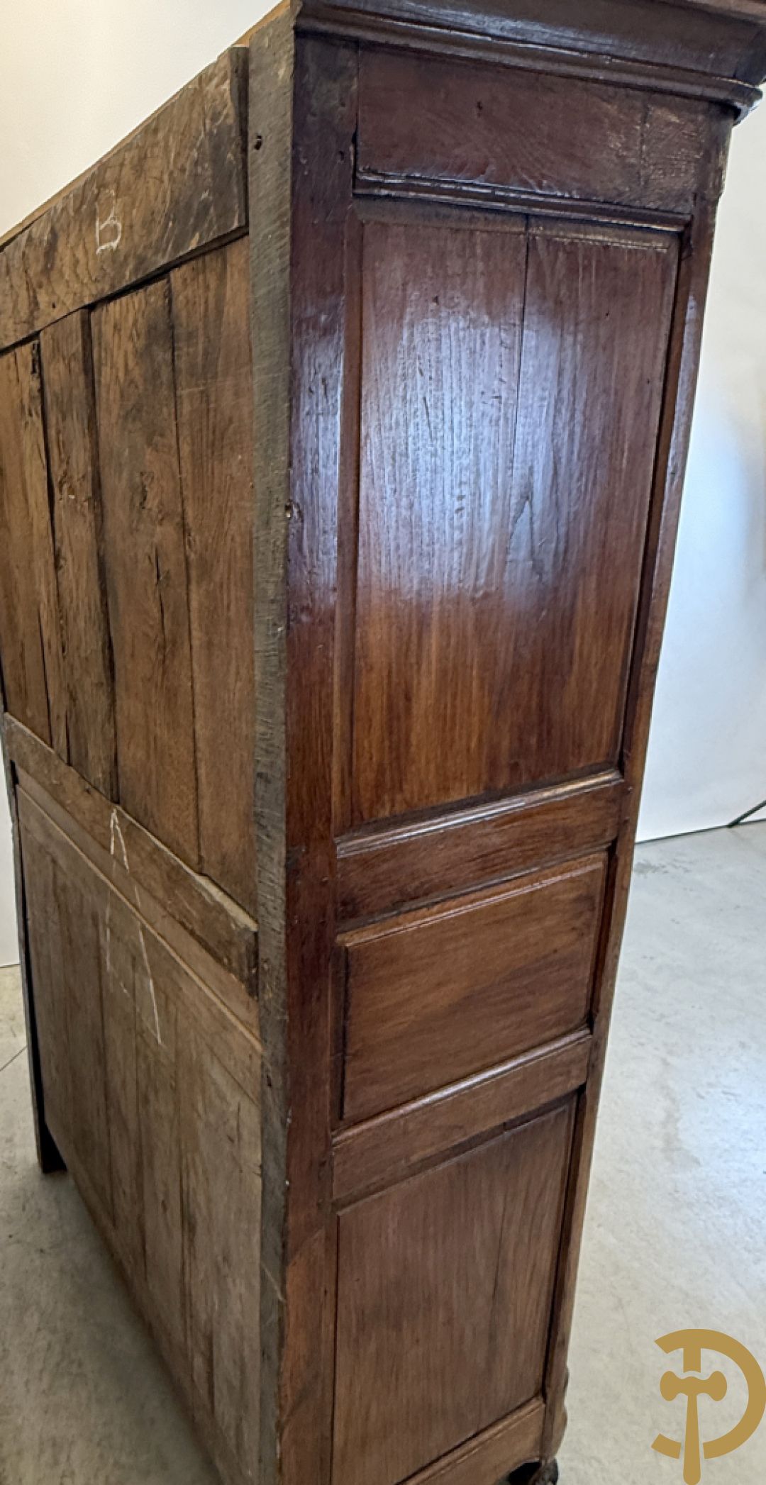 Massief eiken tweedeurskast met gezwaaide deuren op voluutvormige poten