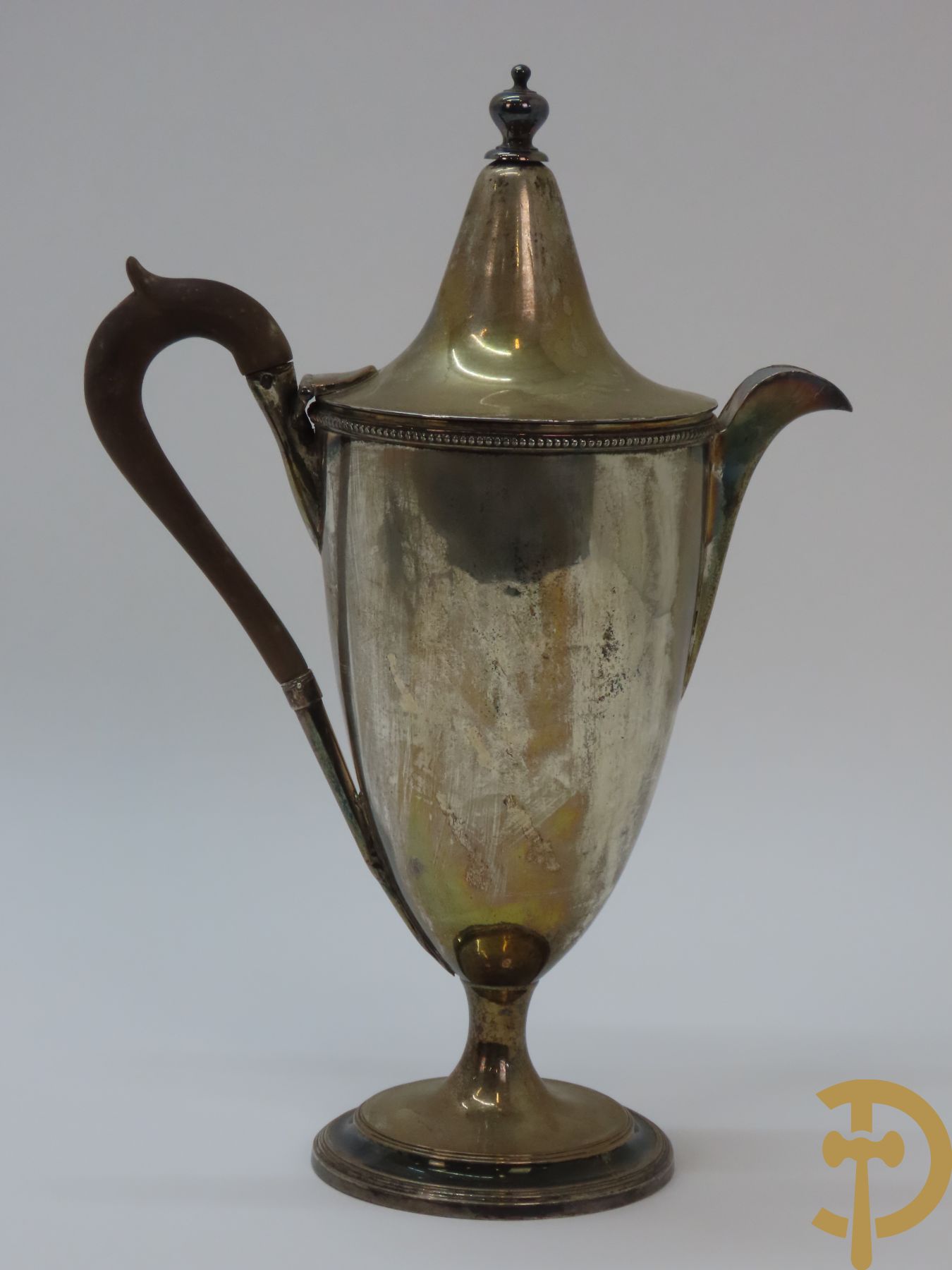 Verzilverd koffiestel MFD & Plated by Reed & Barton 2046 bestaande uit koffiekan, melkkan en suikerpot met ovale medaillons + verzilverde coupe met eekhoorn en rocaille + verzilverde coupe met glas + Verzilverde schenkkan met houten handvat