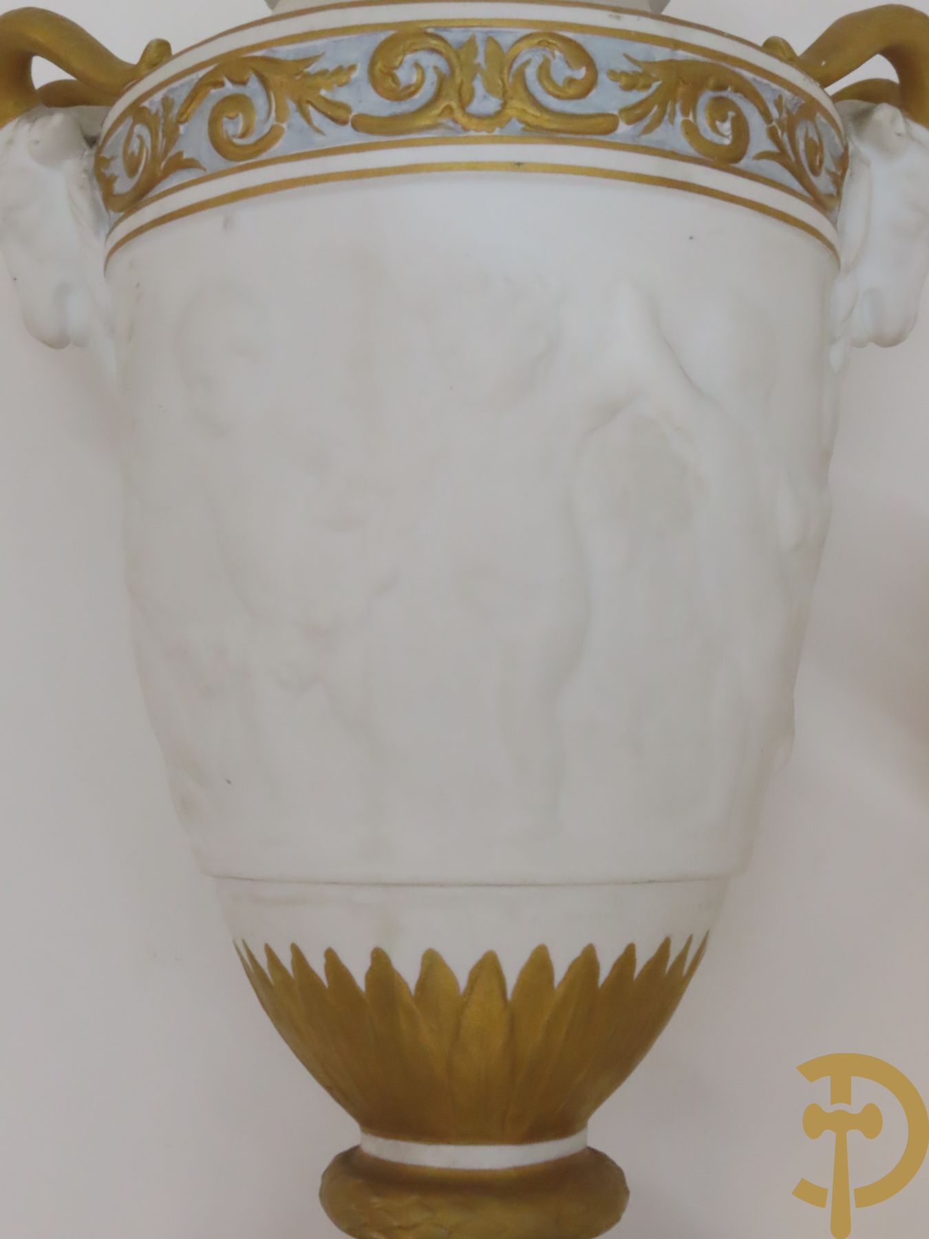 Paar porseleinen vazen met ramskoppen en basrelief van cupido