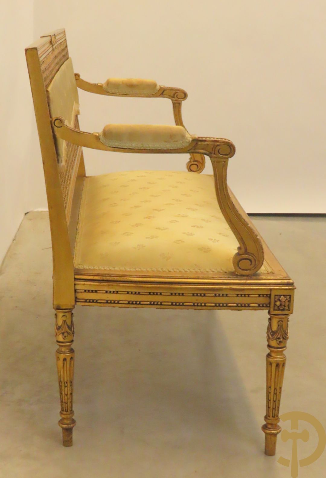 Vergulde tweepersoons canapé met accanthusranken en canage in de rug