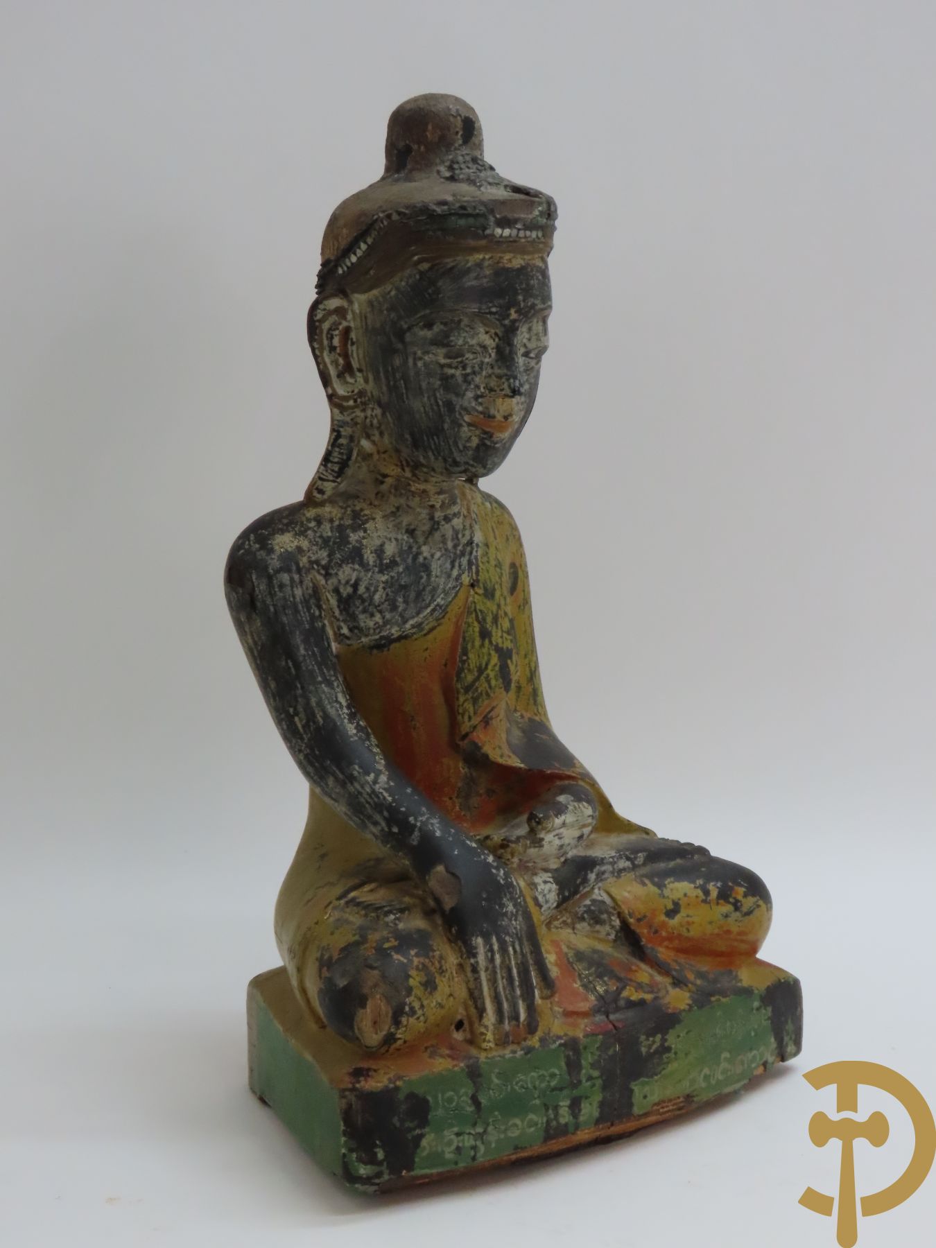 Houtgesculpteerde zittende Boeddha, onderaan met beschrijving