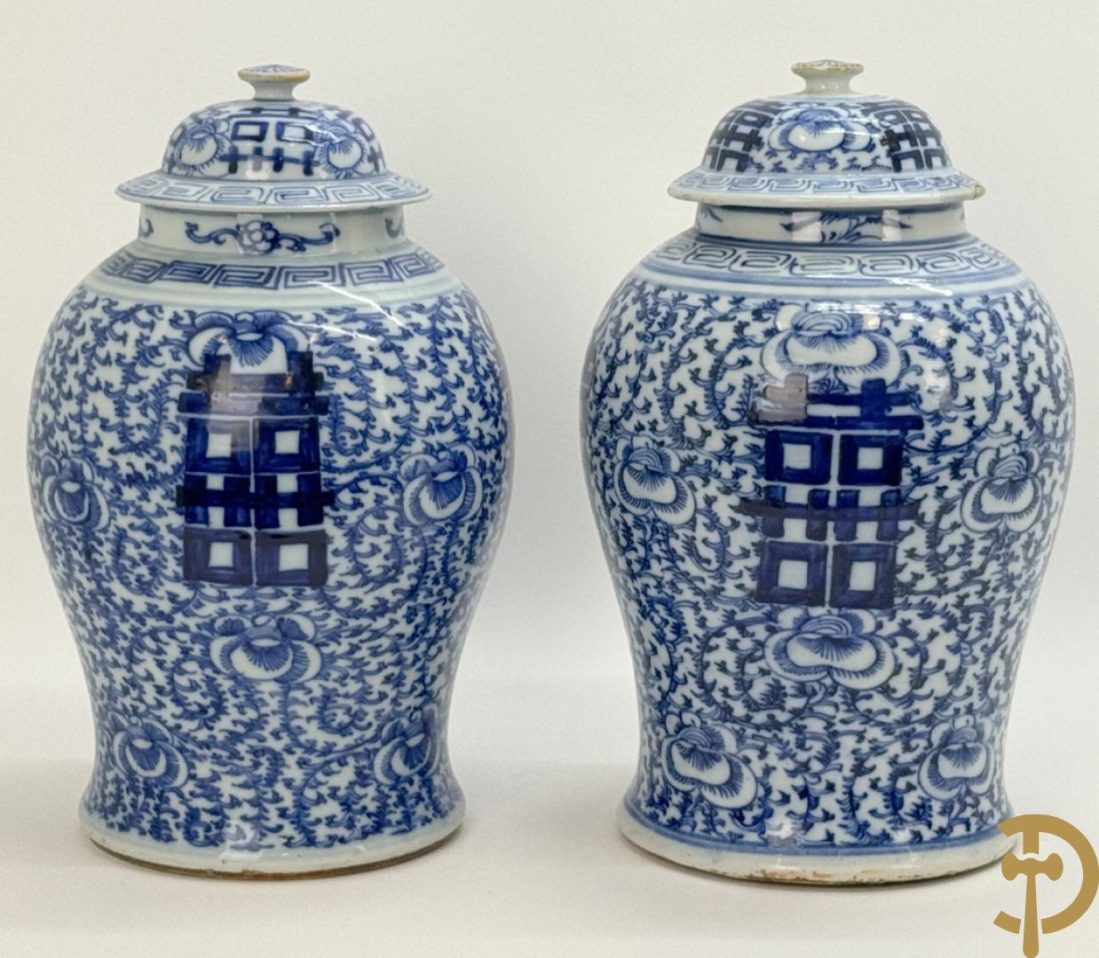 Paar blauw/witte Chinese porseleinen dekselpotiches met bloemen en Chinese tekens
