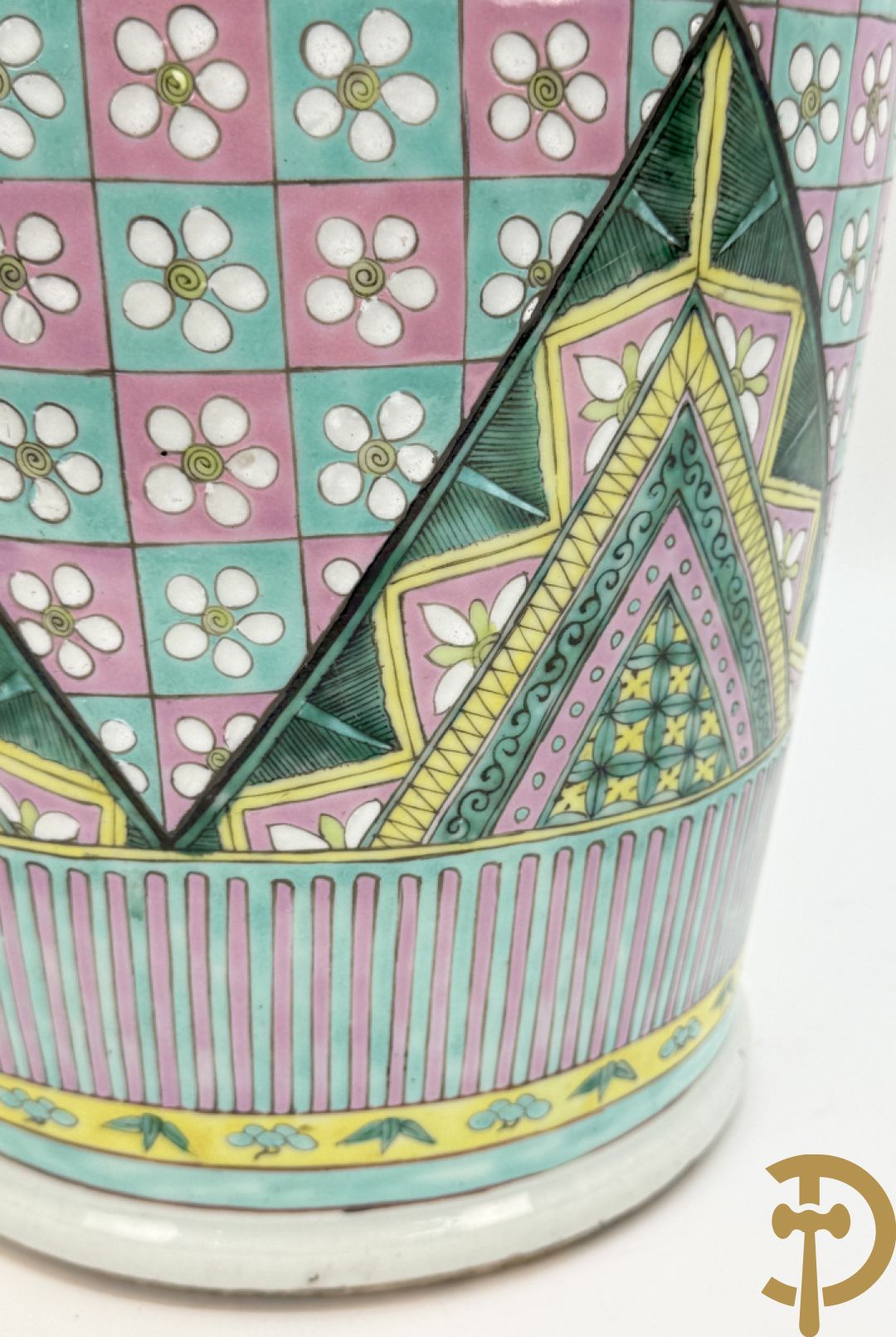 Chinese porseleinen vaas met ruitvormen en geometrische patronen, bovenaan met fo honden bezet