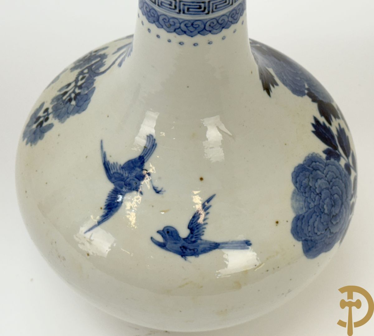Chinese blauw/witte porseleinen kalebasvormige vaas met bloemen- en vogeldecor, onderaan gemerkt