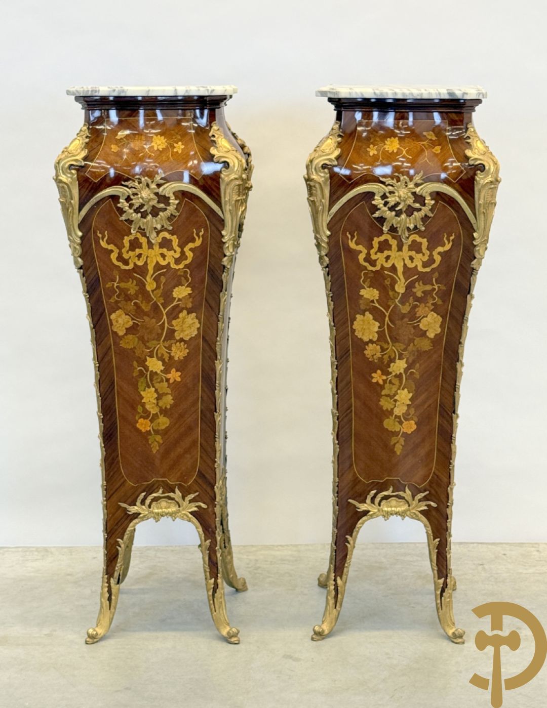 Paar notelaren gemarketteerde zuilen bezet met bronsbeslag en Louis XV motieven op voluutvormige poten - bovenaan met marmeren geaderd blad
