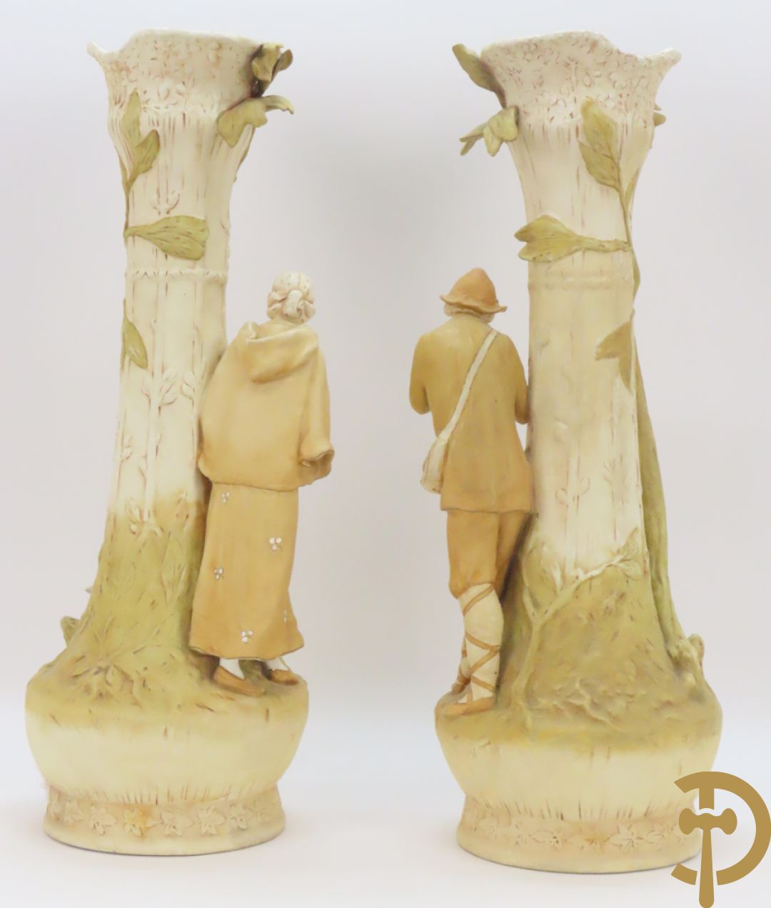 Paar Royal Dux vazen met herderpaar, gemerkt onderaan